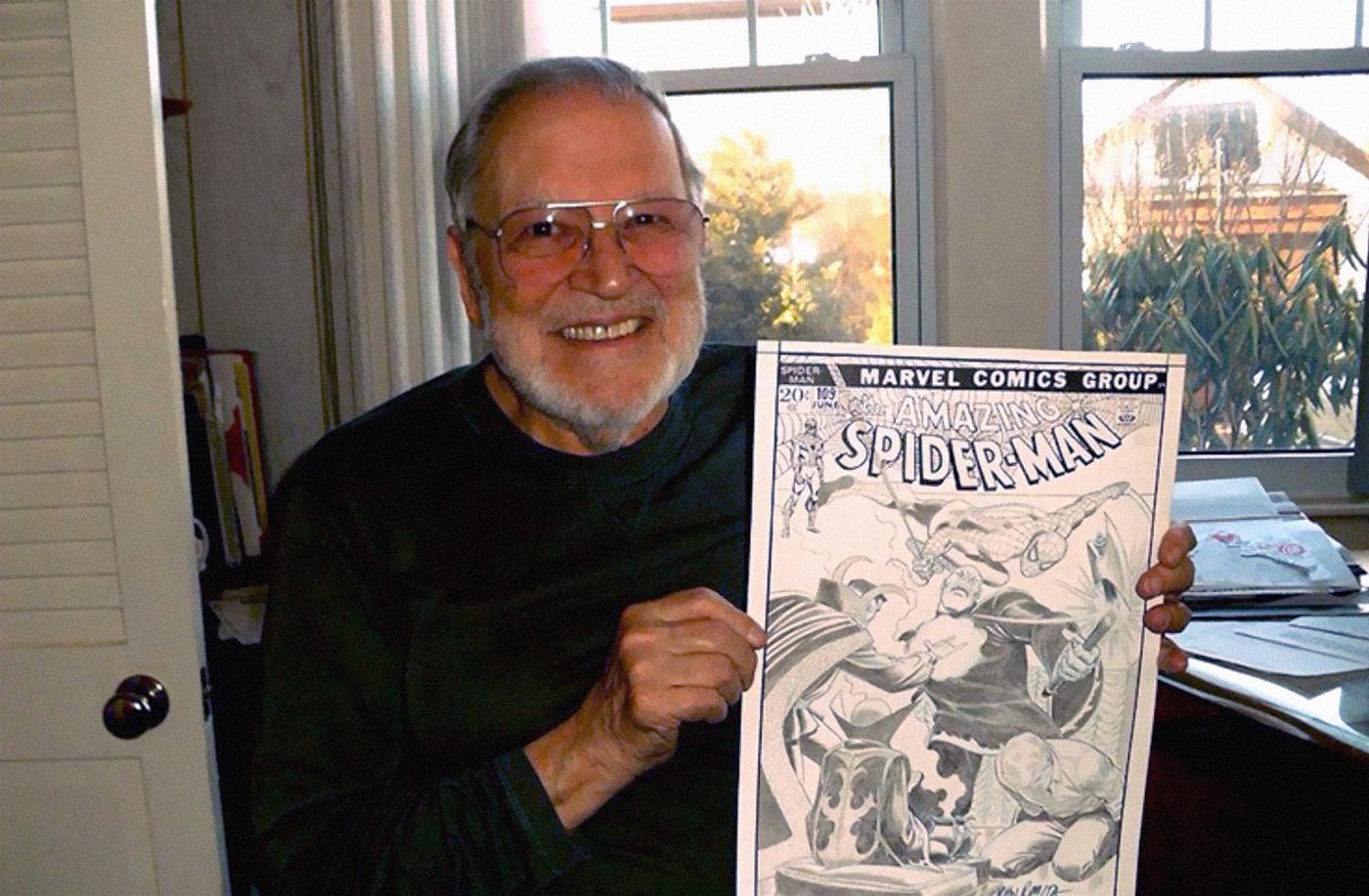 Foto que publicó su hijo en twitter para dar la noticia: Romita Sr. con la portada de su trabajo favorito, un “The Amazing Spider-Man” (nº 109, 1972).