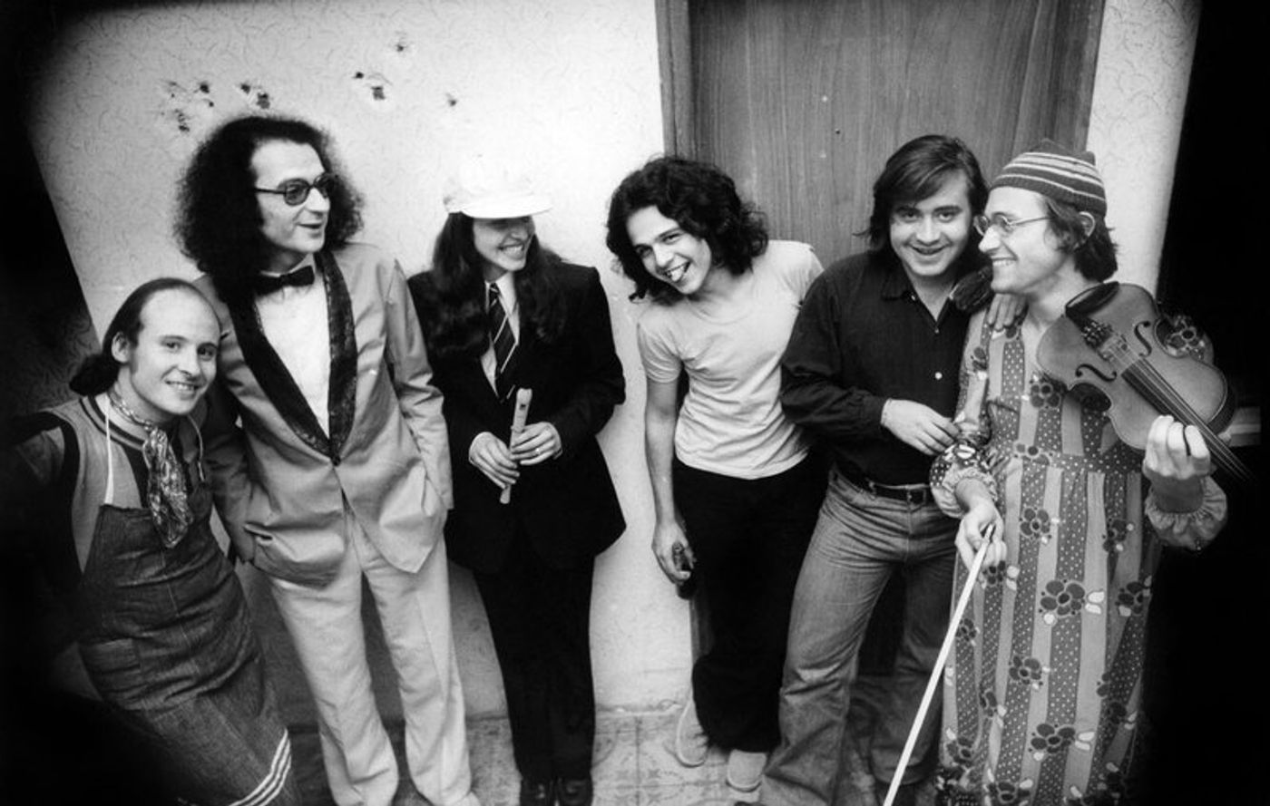 Manel Joseph (coros), Sisa, Dolors Palau (flauta y voces), Quino Béjar (batería), José Franco (bajista) y Xavier Riba (violín): primeros bolos de “Qualsevol nit pot sortir el sol”.