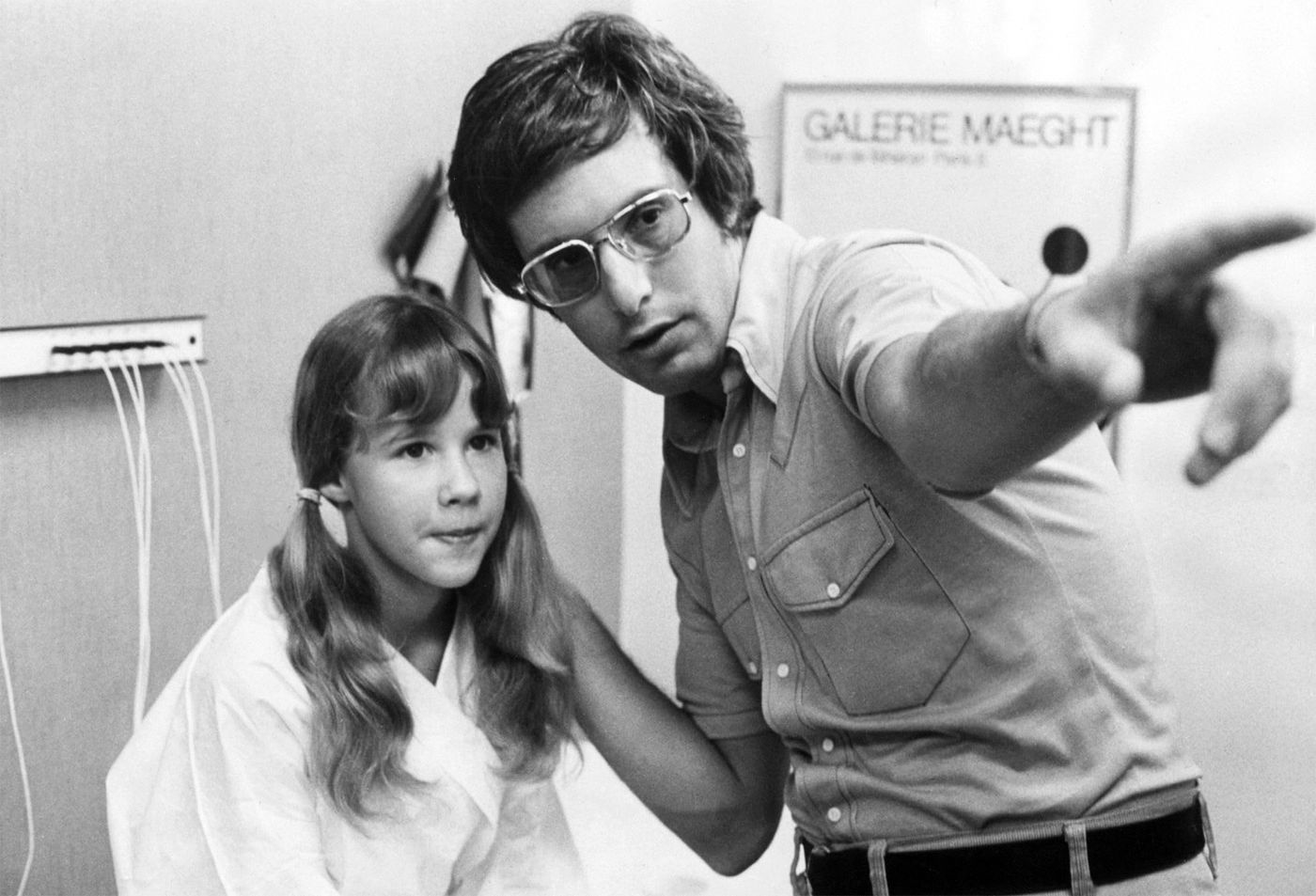 William Friedkin dirigiendo a Linda Blair, la niña exorcizada, en “El exorcista”.