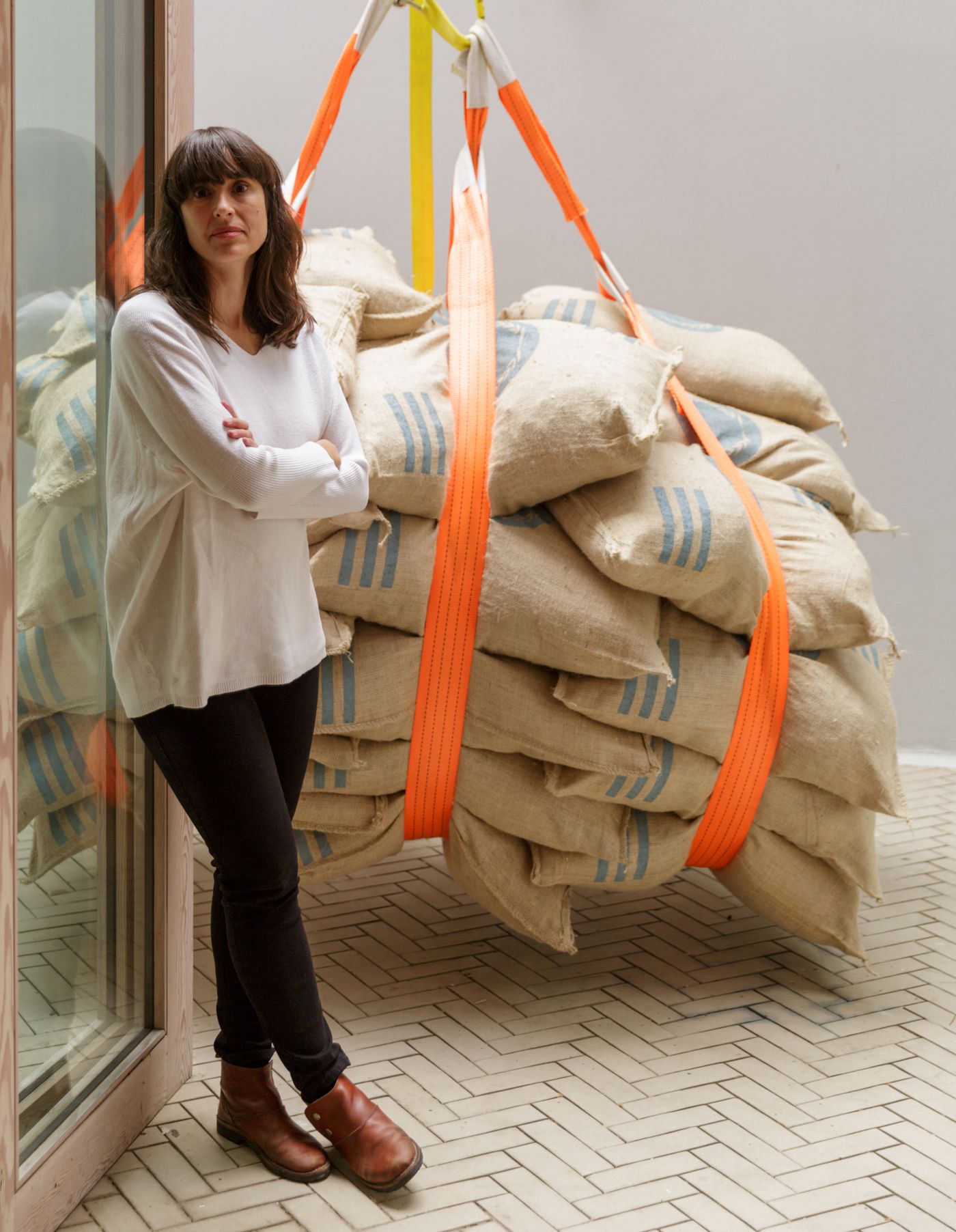 La artista junto a “Dumping”, en la exposición “Pan y circo” (Condeduque, Madrid). Foto: Tim-Bowditch (Delfina Foundation)