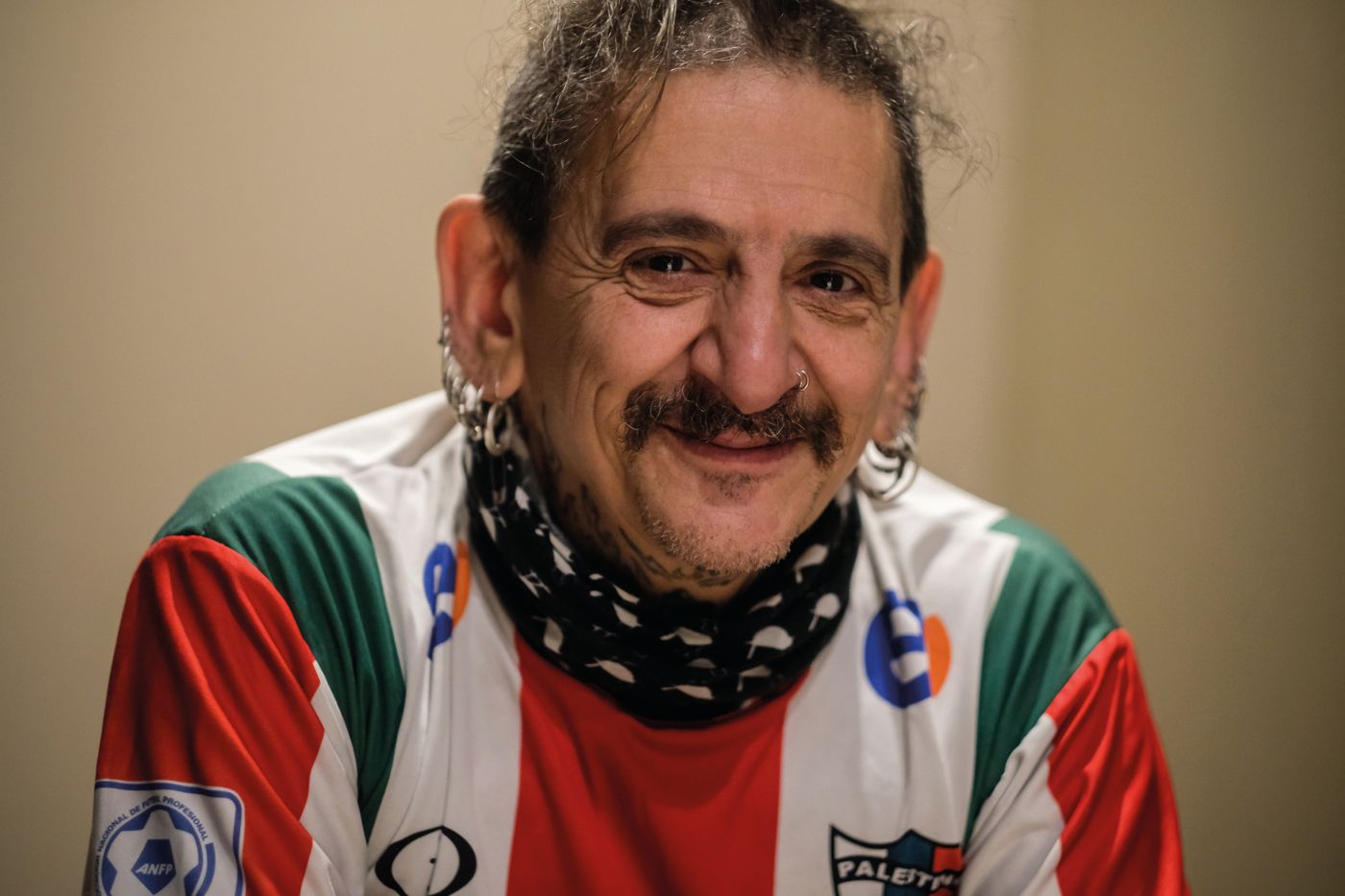 Con la camiseta del Club Deportivo Palestino, equipo de fútbol de Santiago de Chile. Foto: Óscar García