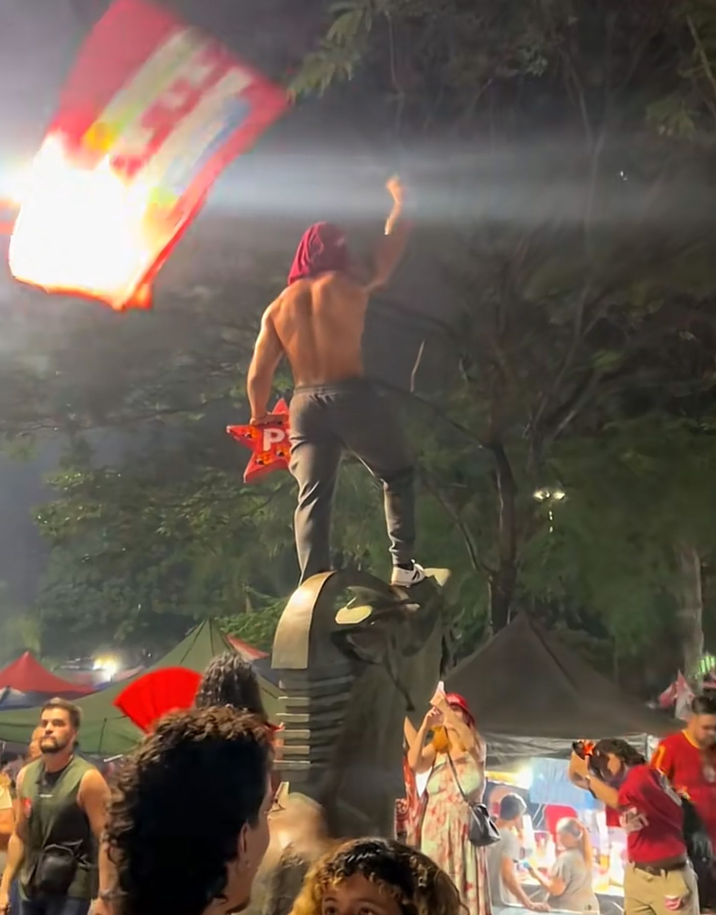 Combatiendo el fascismo así. <a href="https://www.tiktok.com/@sinvallopesjr/video/7696666472814267668" target="_blank"> Ver post </a>