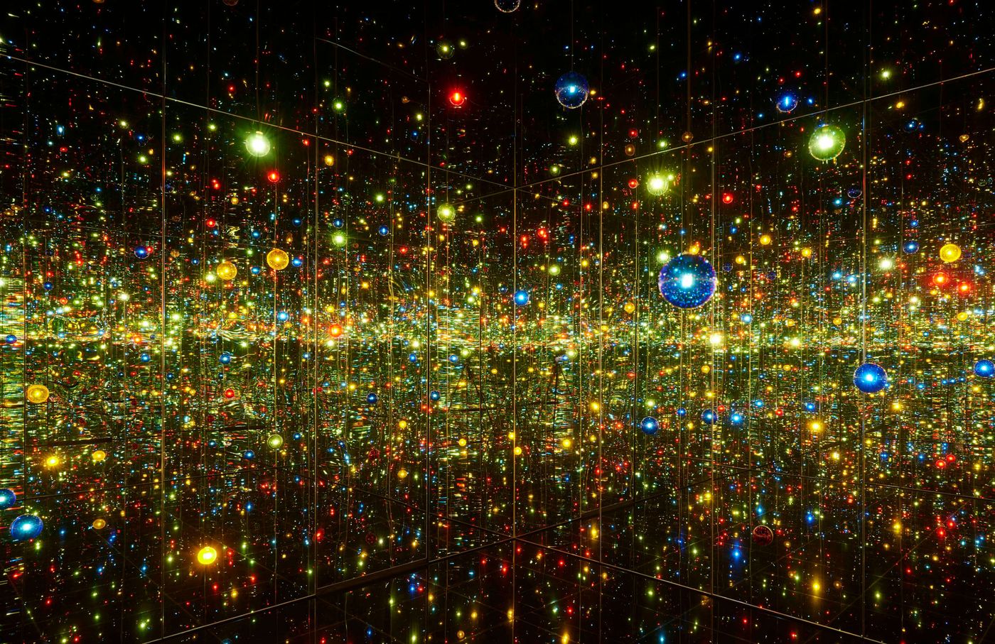 “Sala de espejos del infinito. Un deseo de felicidad humana llamando desde más allá del Universo” (2020; cortesía de Ota Fine Arts).