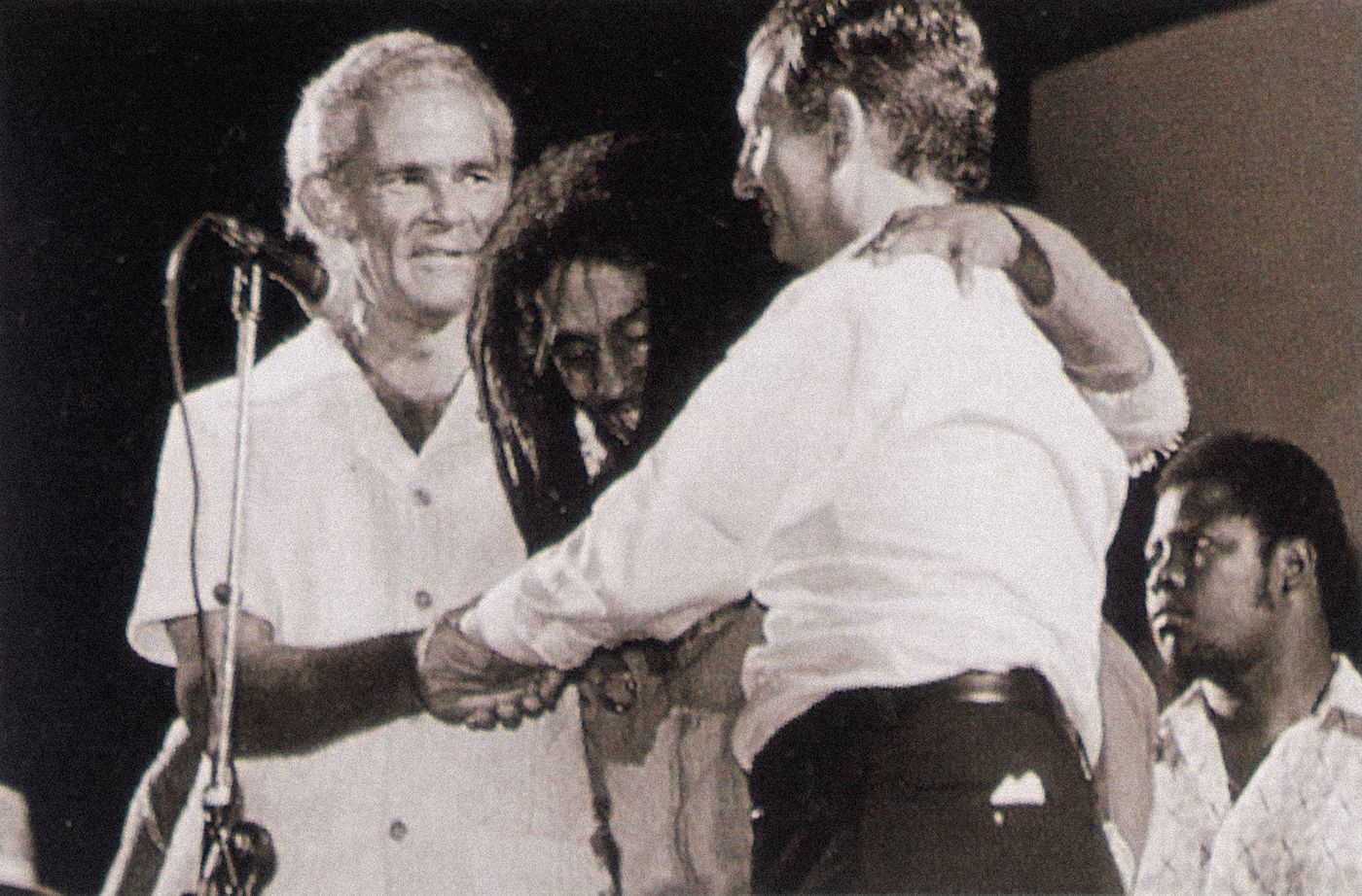 22 de abril de 1978: Michael Manley y Edward Seaga, un encuentro histórico propiciado por Bob Marley en el “One Love Peace Concert”. Foto: Kate Simon