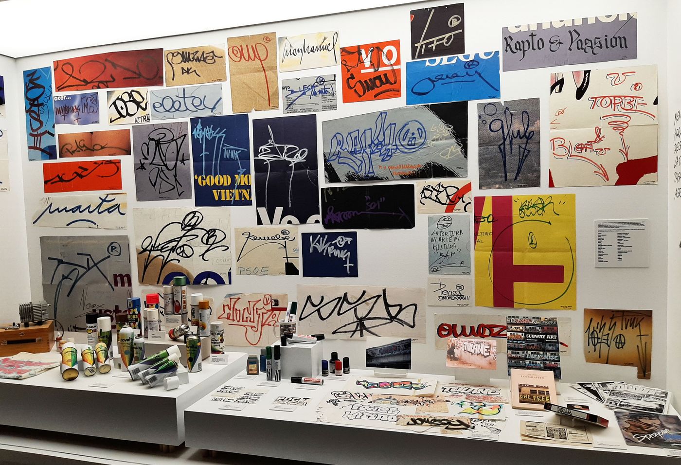 La muestra está tomada por takeos y la información se ha escrito con letterings de hip hop.