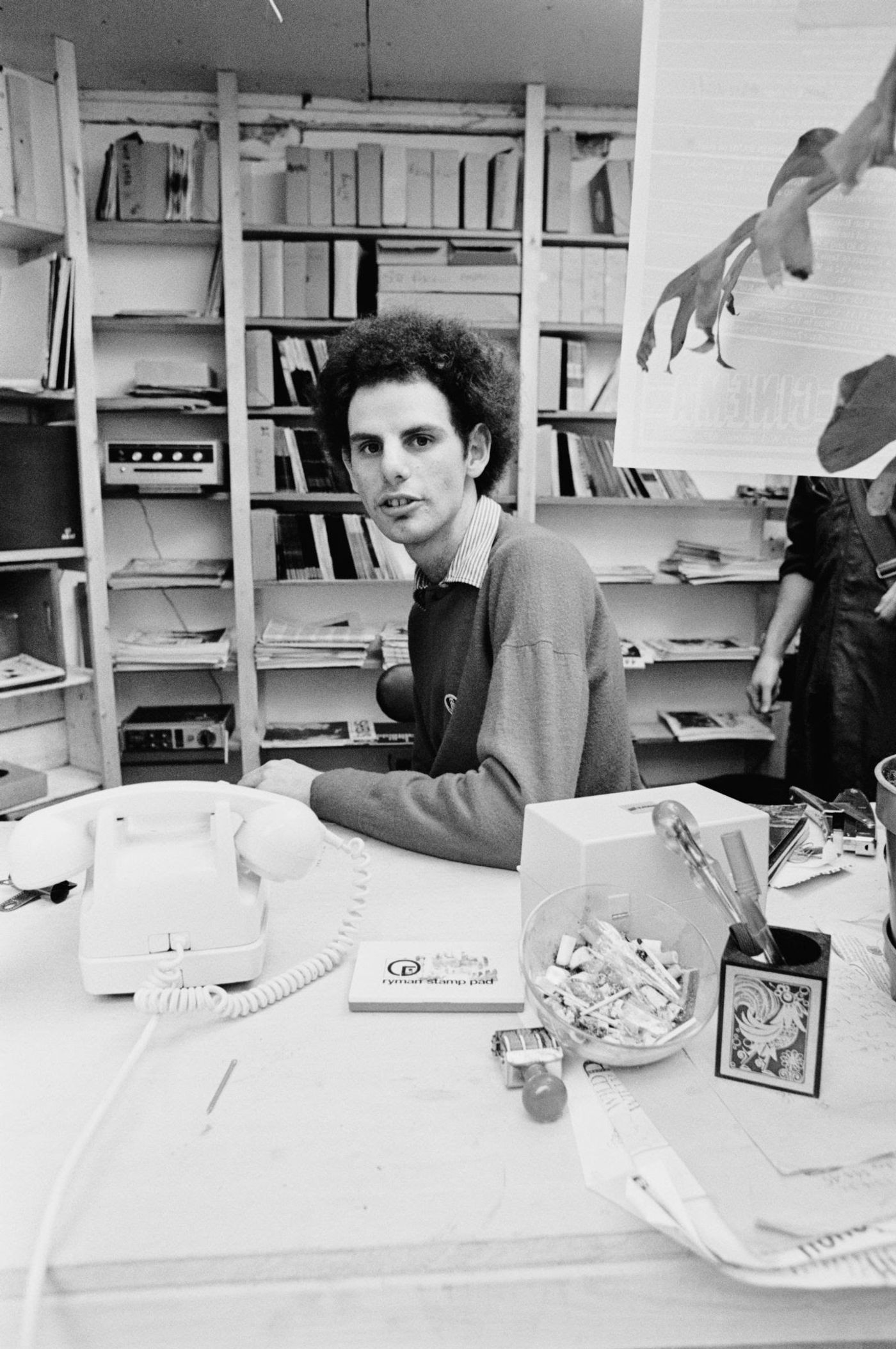 Geoff Travis en su oficina de Notting Hill Gate, 1977.  Foto: Erica Echenberg
