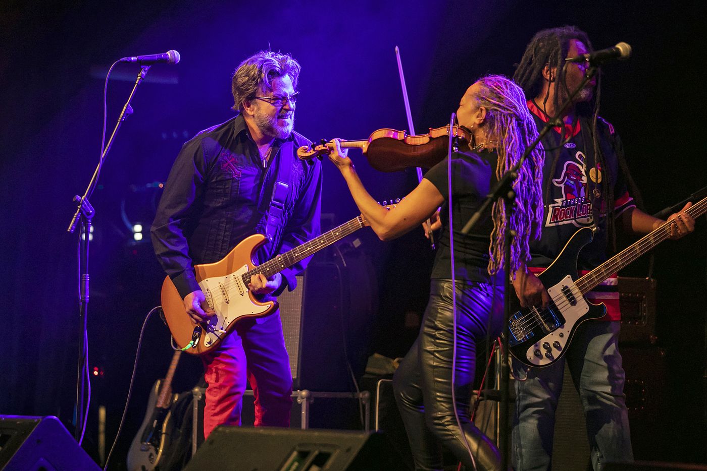 Johnny Hickman, a la guitarra, el otro cofundador de Cracker. Foto: David Mars