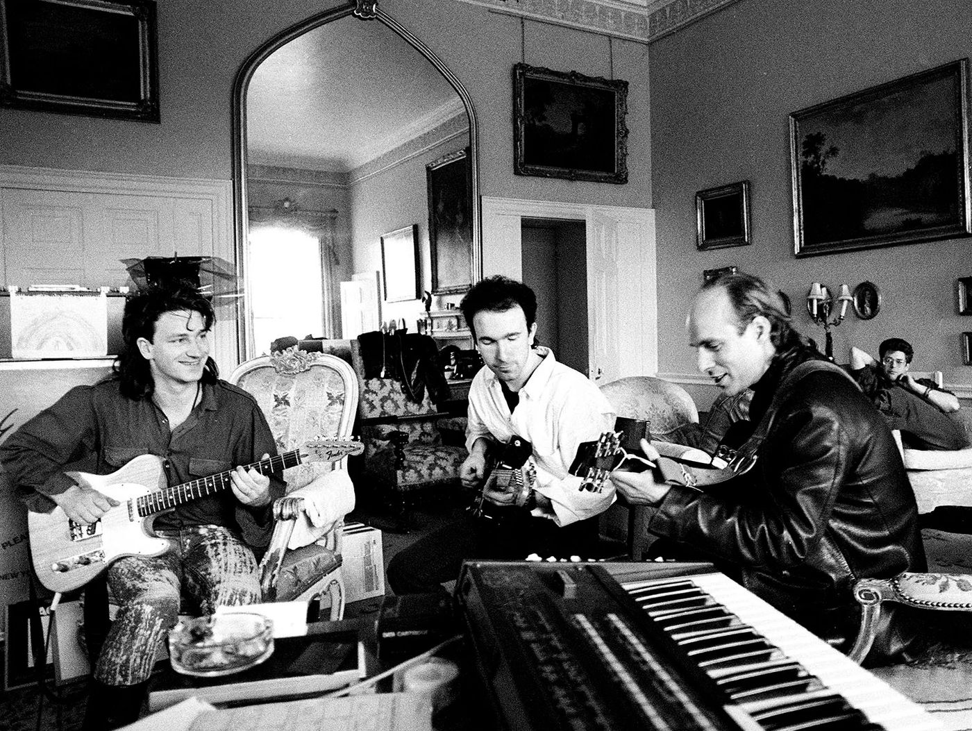 Bono, The Edge y Adam Clayton (U2) con Brian Eno en la grabación de “The Unforgettable Fire” en Slane Castle (Irlanda, 1984).