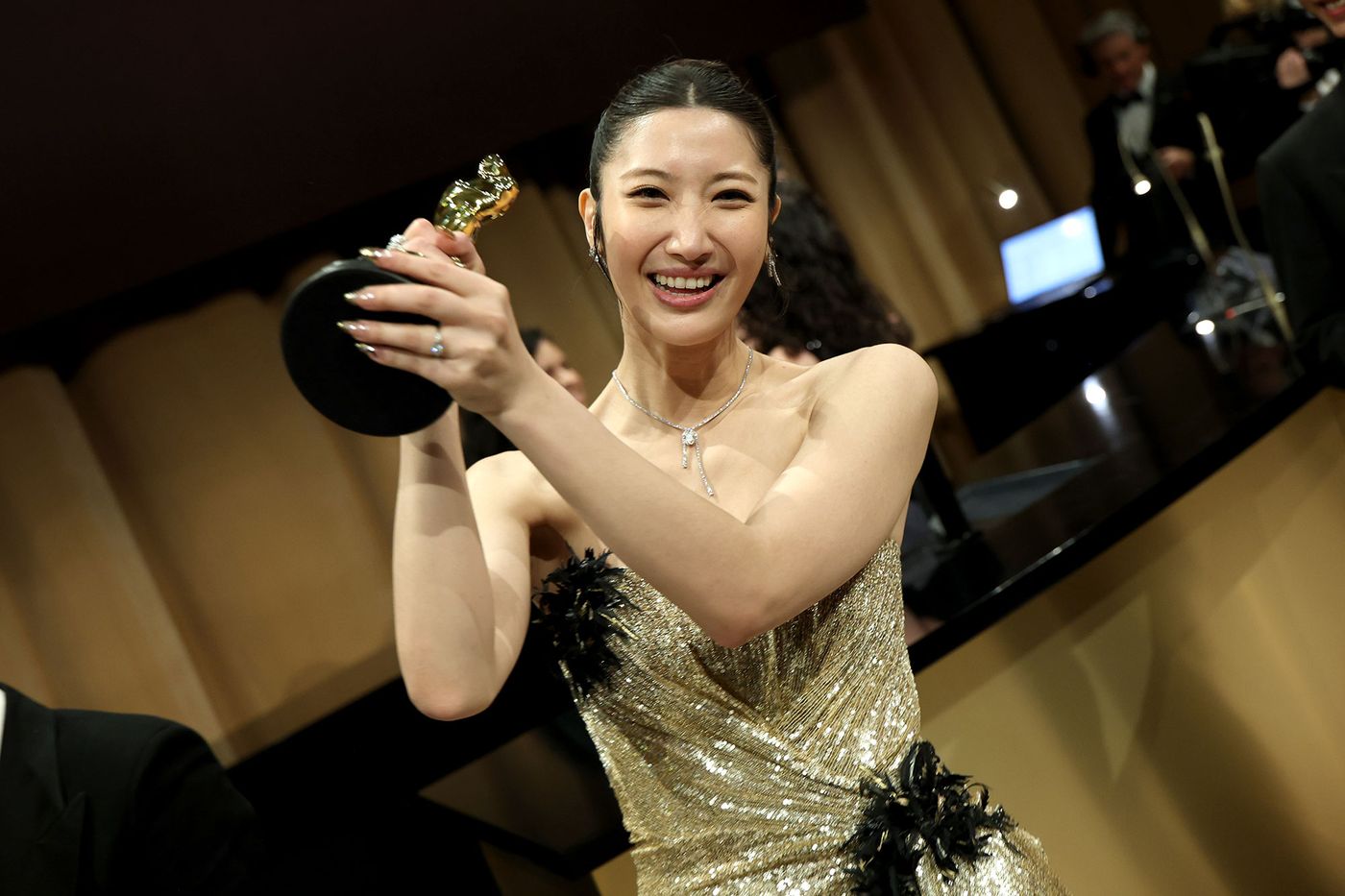 Premio a HUNTR/X por “Golden”: EJAE con el Óscar. Foto: Arturo Holmes (Getty Images)