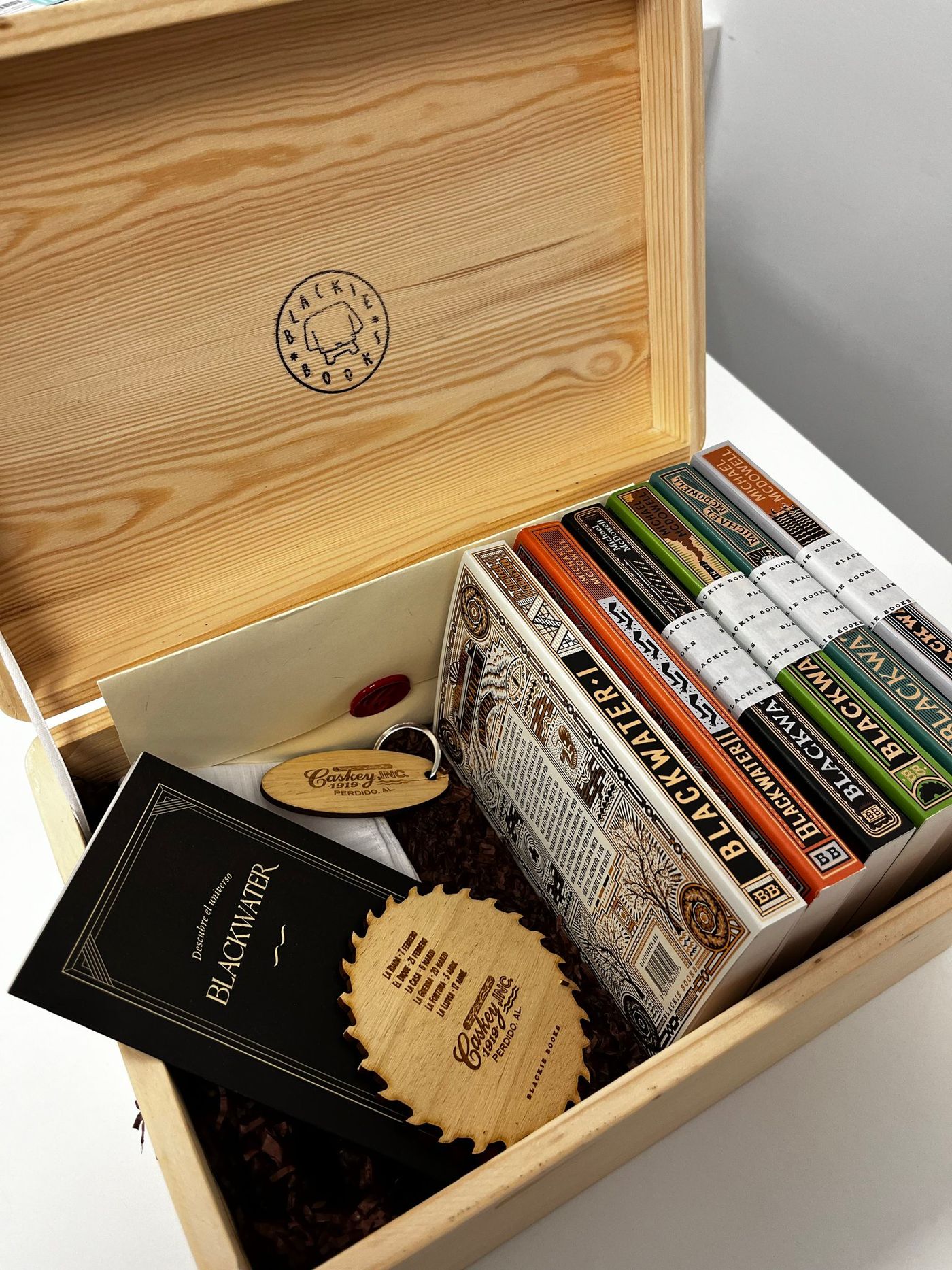 Caja de la edición especial de “Blackwater”. Foto: vía X (@casadellibro)