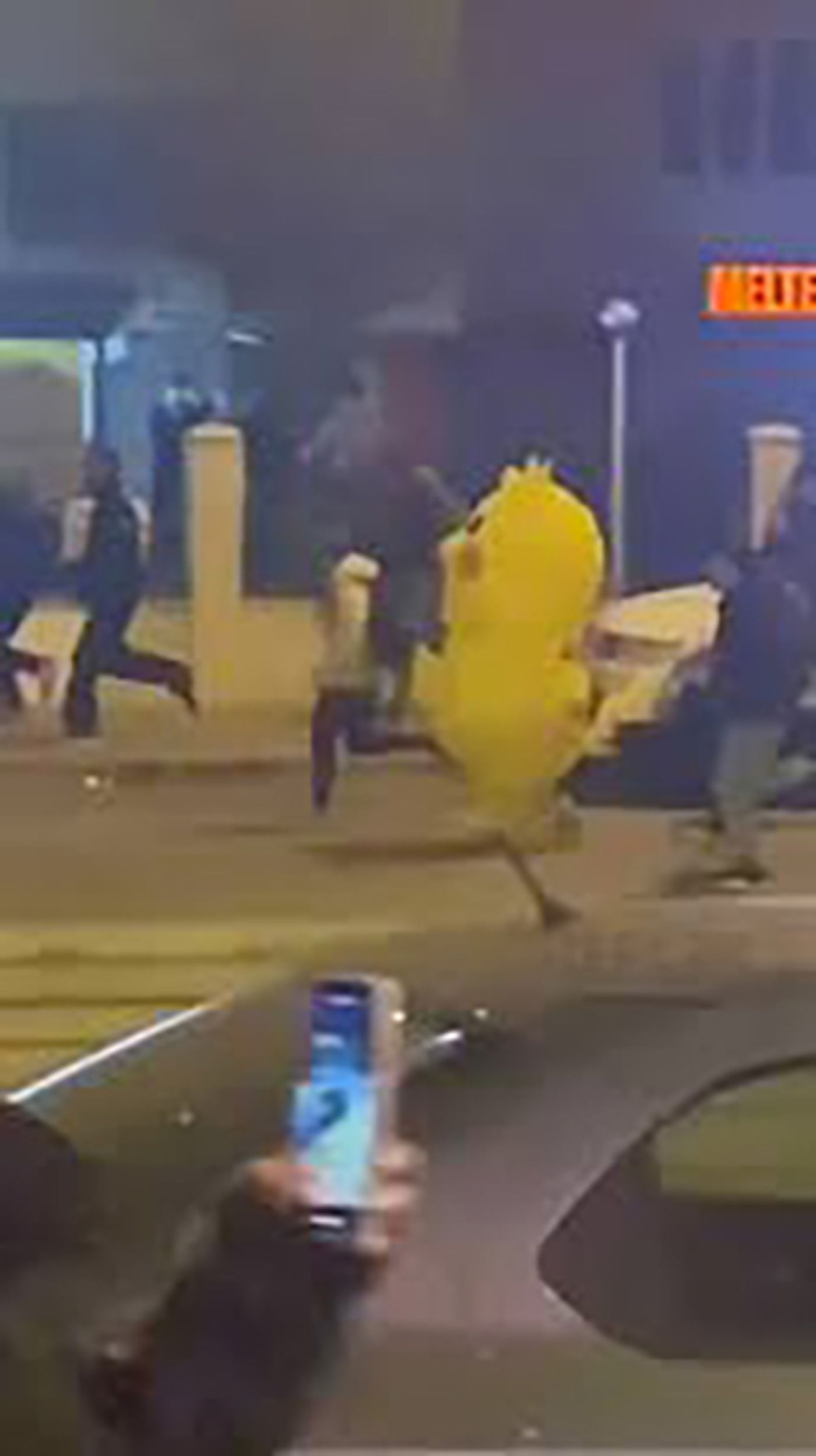 Héroe Pikachu: escapando de la policía turca.<a href="https://bsky.app/profile/domingosjr.bsky.social/post/3lleeexnk5s2m" target="_blank"> Ver post </a>