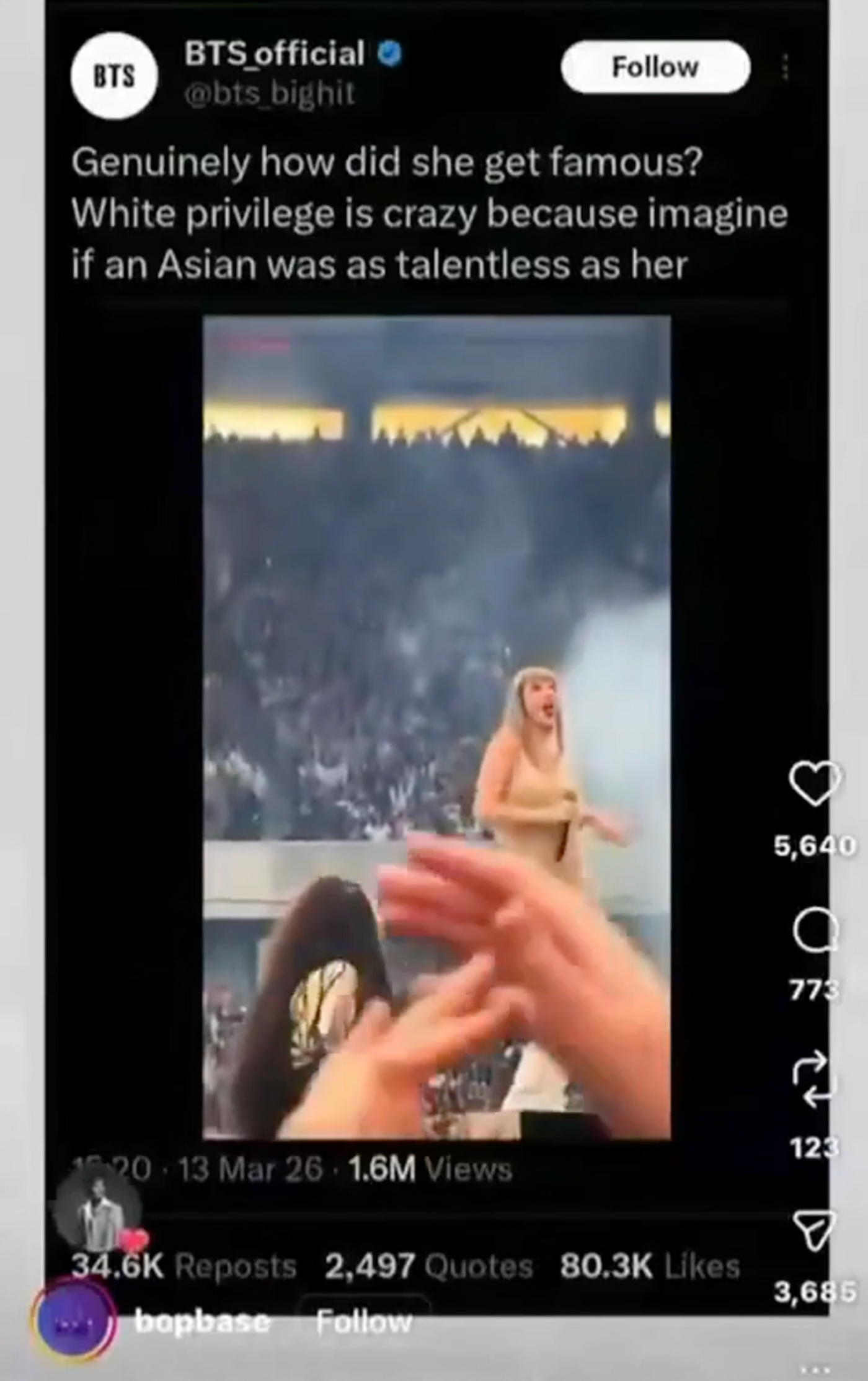 Taylor Swift como la nadería boba fanática que no cesa. <a href="https://bsky.app/profile/tswiftdailybr.bsky.social/post/3mh5aqtjglc2u" target="_blank"> Ver post </a>