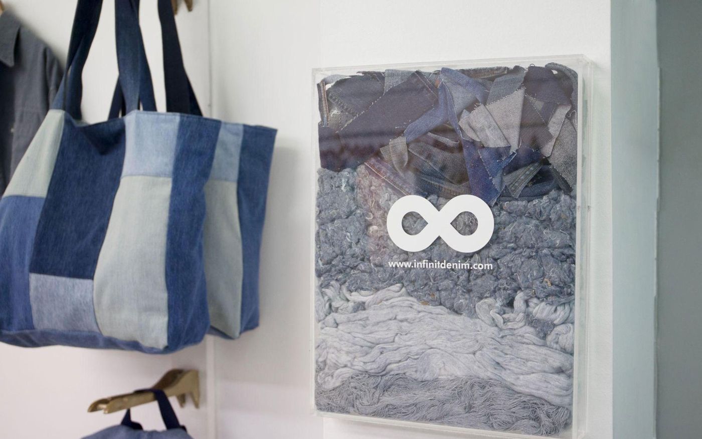 Restos de tejado y su posterior transformación en tejido e hilo; a la izquierda, un bolso rediseñado a partir de partes de vaqueros. Foto: Infinit Denim y Back To Eco