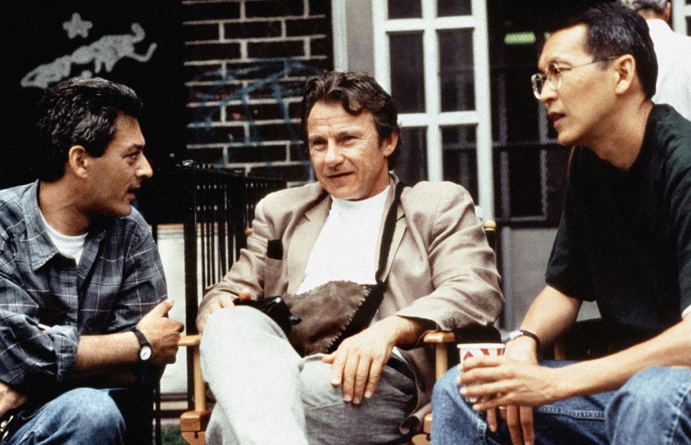 Paul Auster (guionista), Harvey Keitel (actor) y Wayne Wang (director) en el rodaje de “Smoke” (1995). 