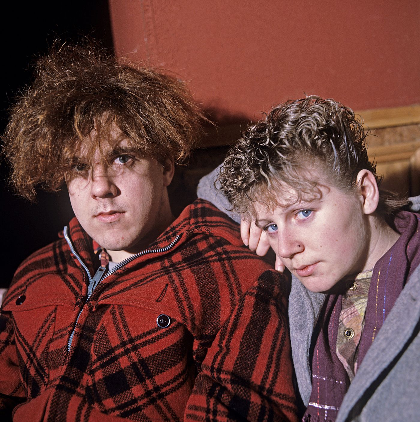  Solos Robin Guthrie y Elizabeth Fraser, en 1983, época “Head Over Heels”. Foto: Kerstin Rodgers (Getty Images)