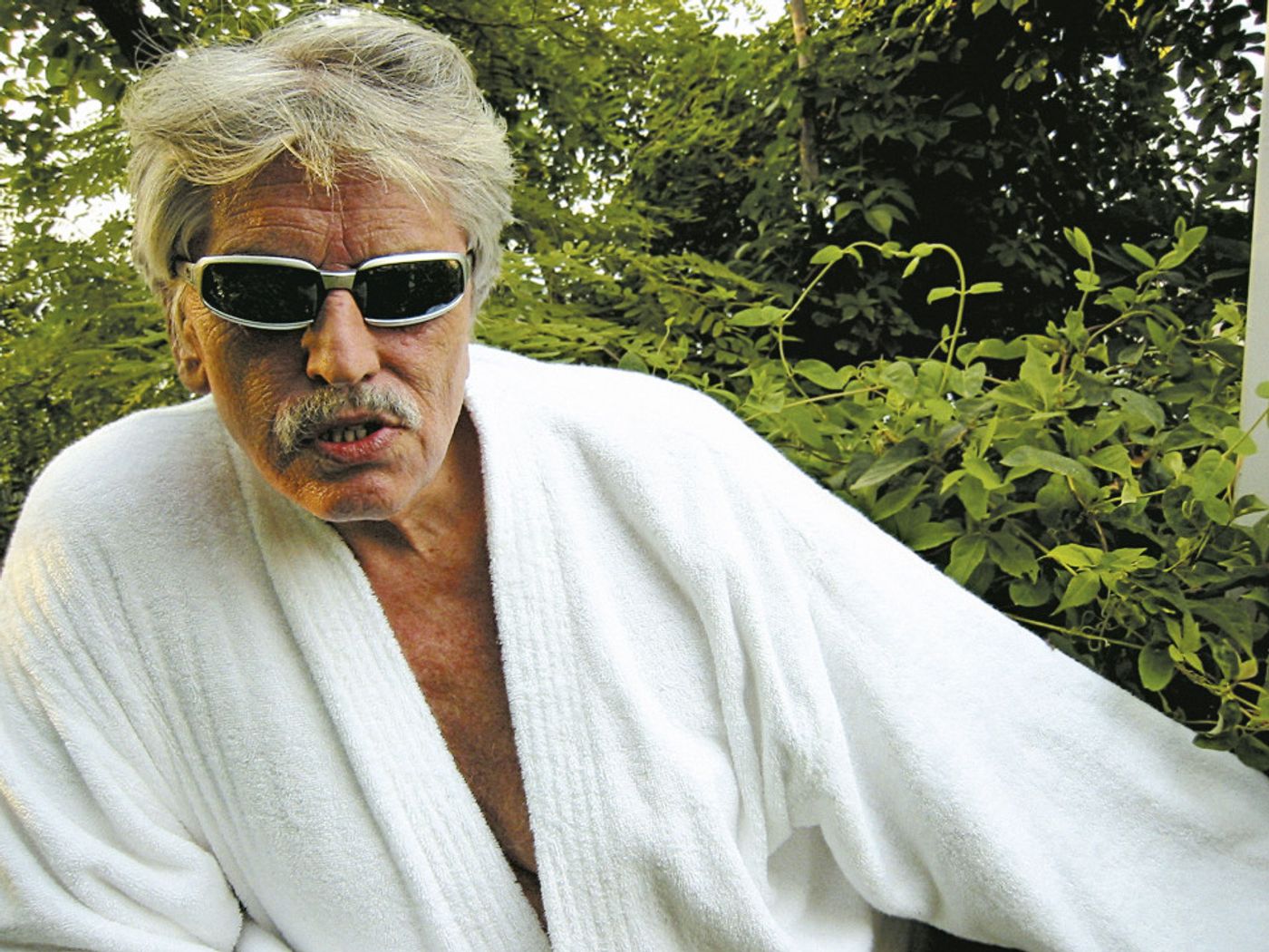 ¿Y el albornoz raído con que se retrató en las fotos para esta revista? Foto: Javier Aramburu