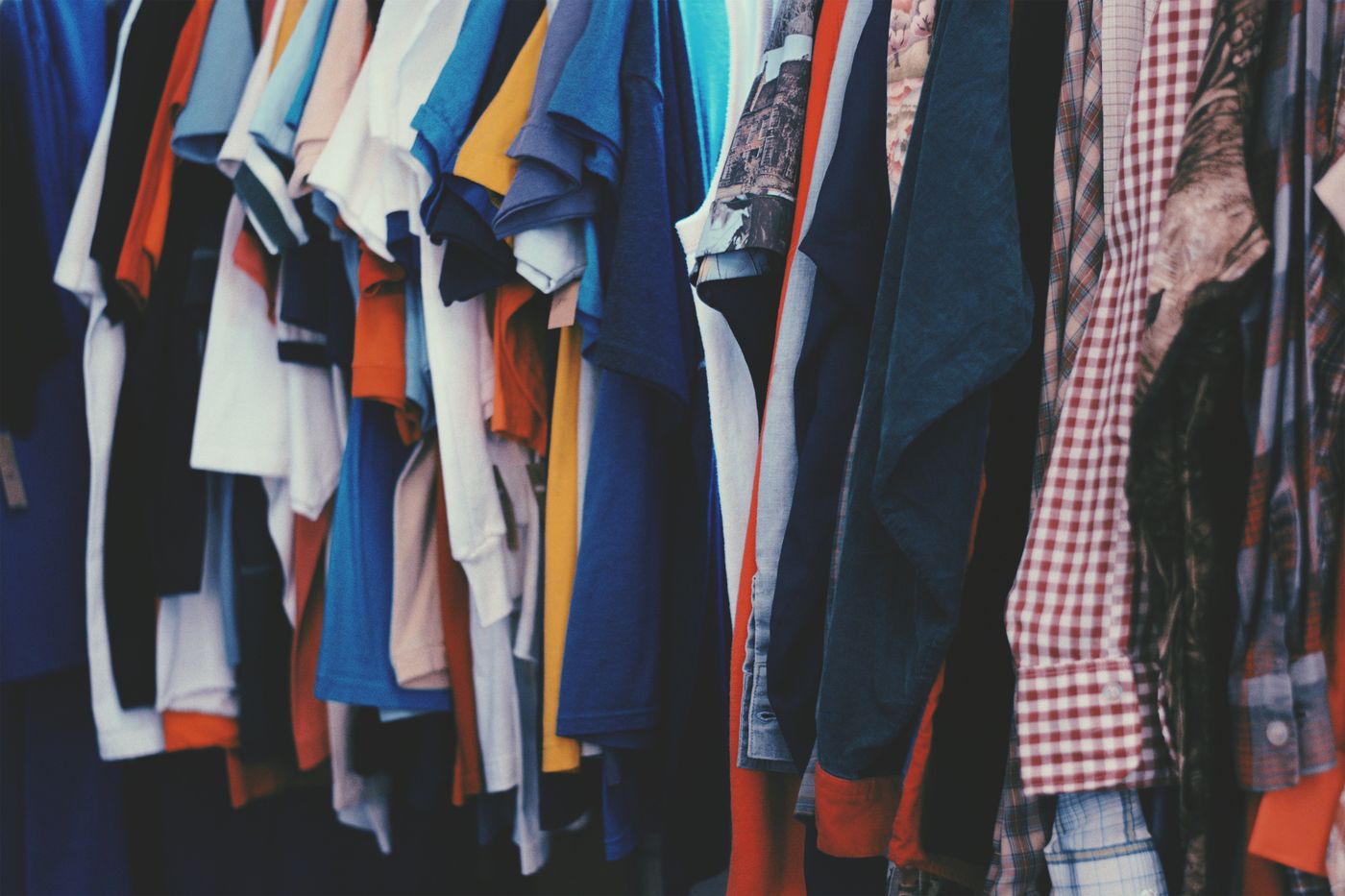 Modificando la ropa que ya existe se podría vestir a todo el mundo sin comprar más. Foto: Nick Departee (Unsplash)