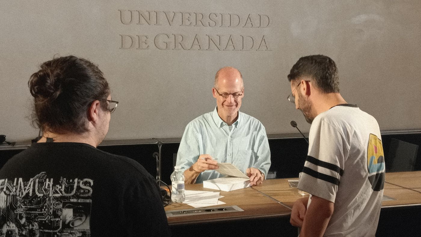 “Se ha tirado una hora después firmando libros y charlando amablemente con todo el mundo”. Foto: José Pablo García