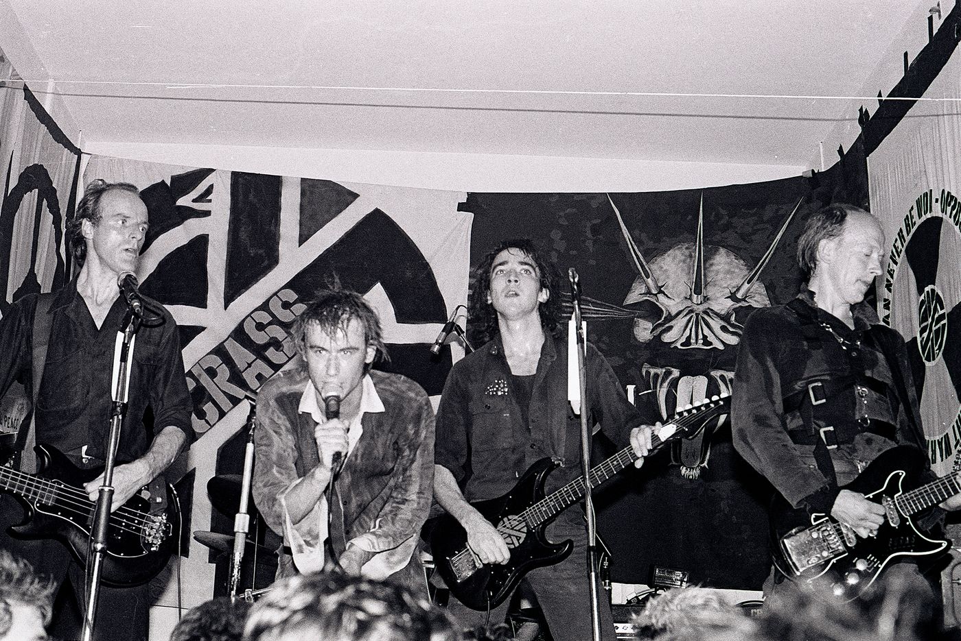 Crass, en directo, en 1981. Steve Ignorant, con el micro. Foto: Steve Rapport (Getty Images)