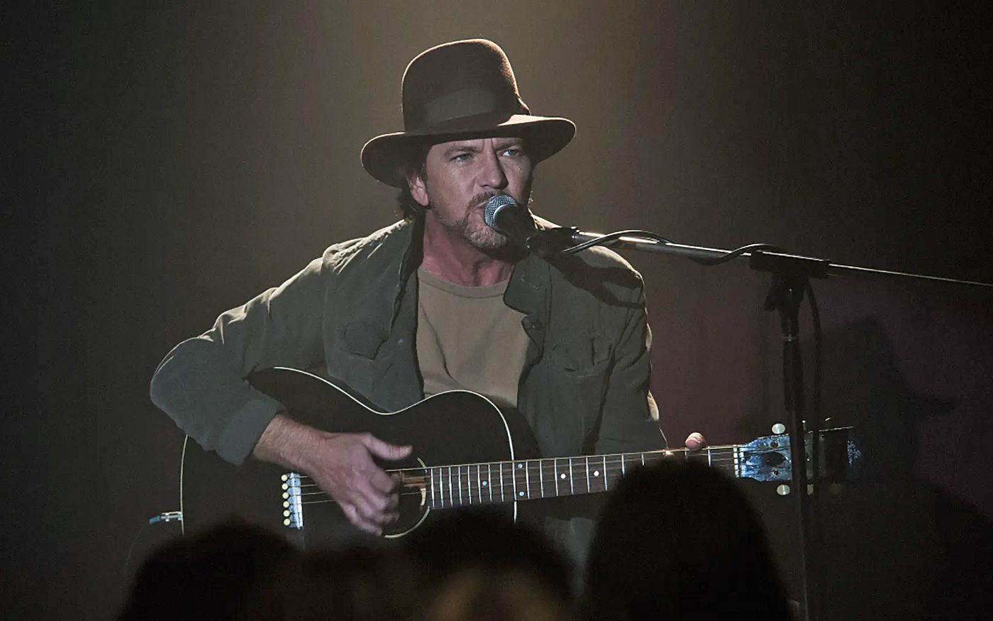 Eddie Vedder interpreta “Out Of Sand” (ep.16).