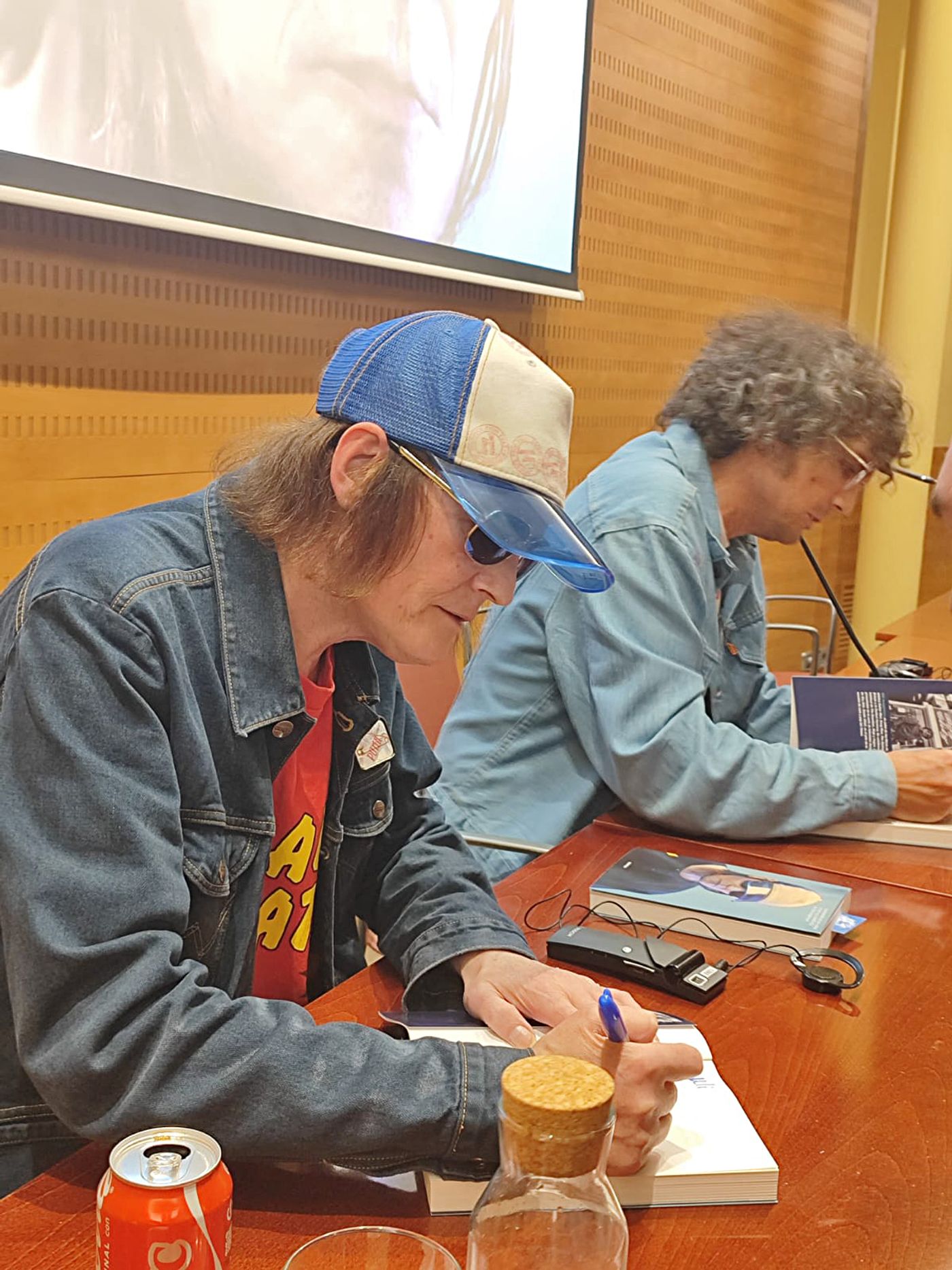 Firmando tras la charla. Foto: Francesc Gonzalo