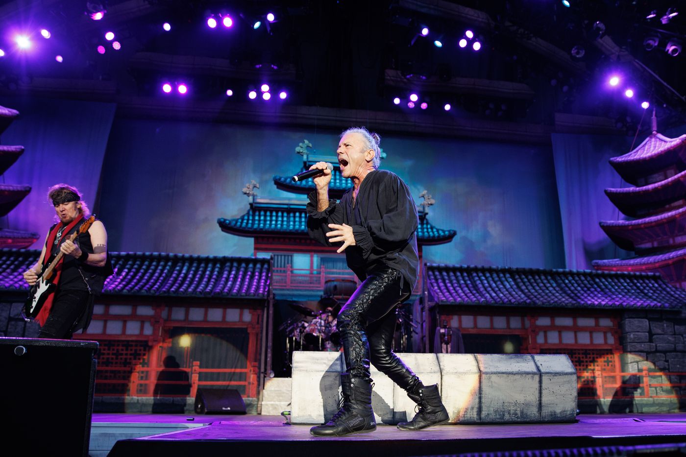 El inicio del concierto, con la escenografía del medievo japonés. Foto: Christian Bertrand