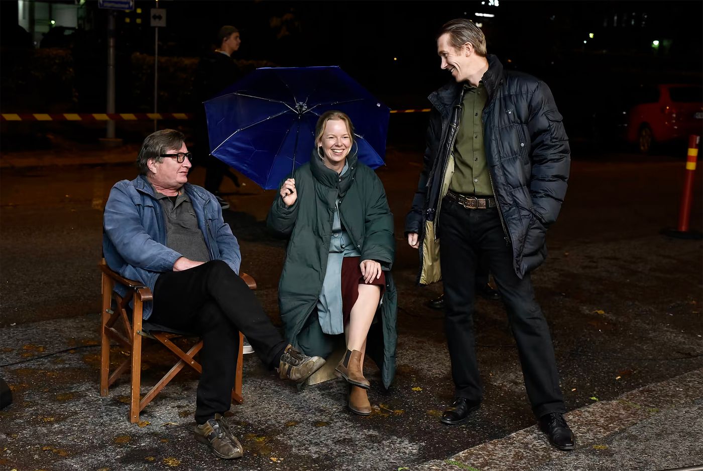 Aki Kaurismäki, Alma Pöysti y Jussi Vatanen en el set de “Fallen Leaves”. Foto: Malla Hukkanen