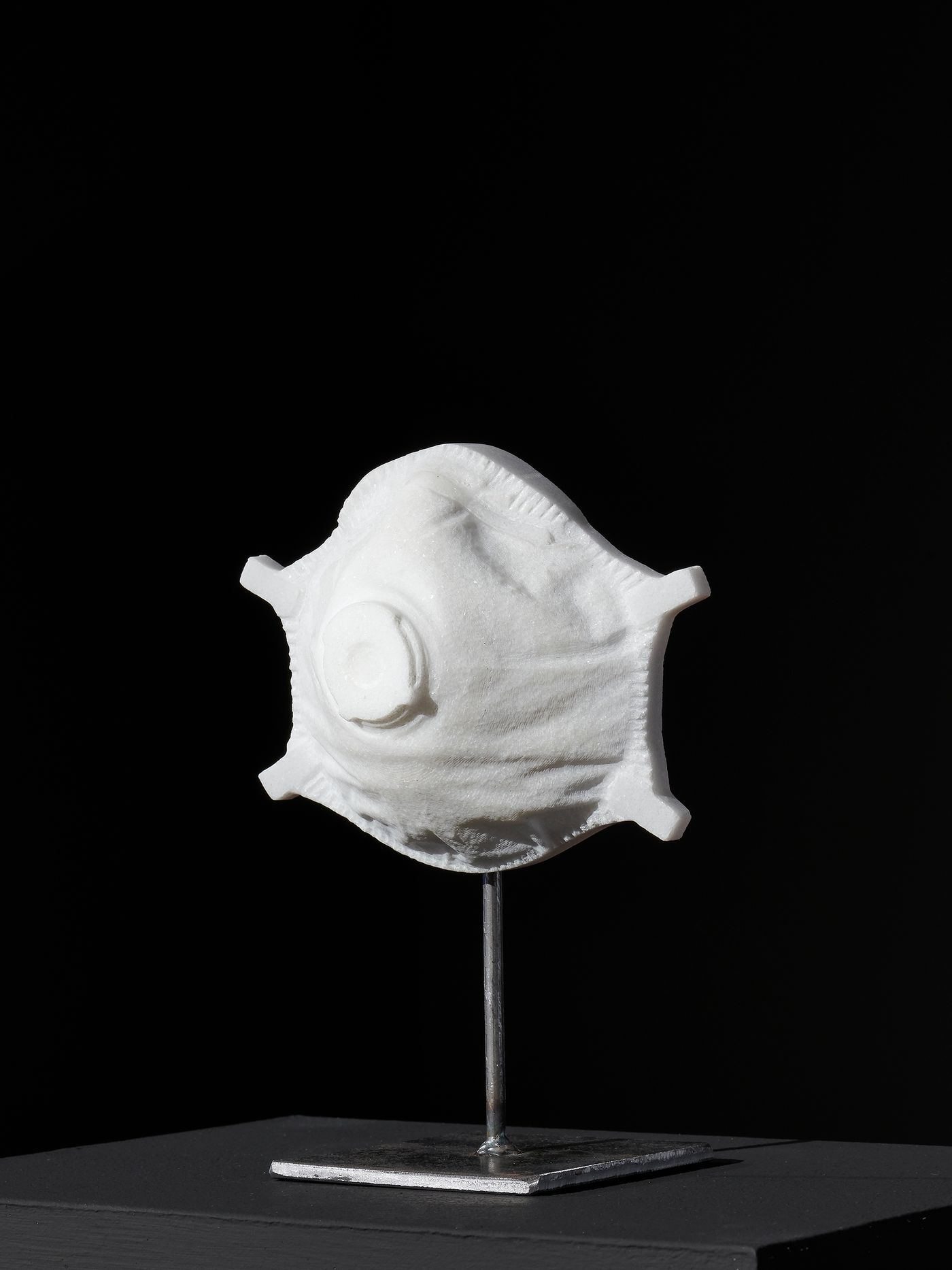 “Virus”: la mascarilla en escala 1:1 de mármol de Carrara. Foto: Santiago Martí / Juan Peiró