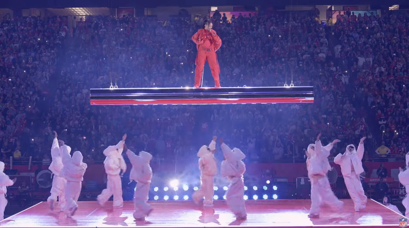 Rihanna, desde las alturas, en la Super Bowl.