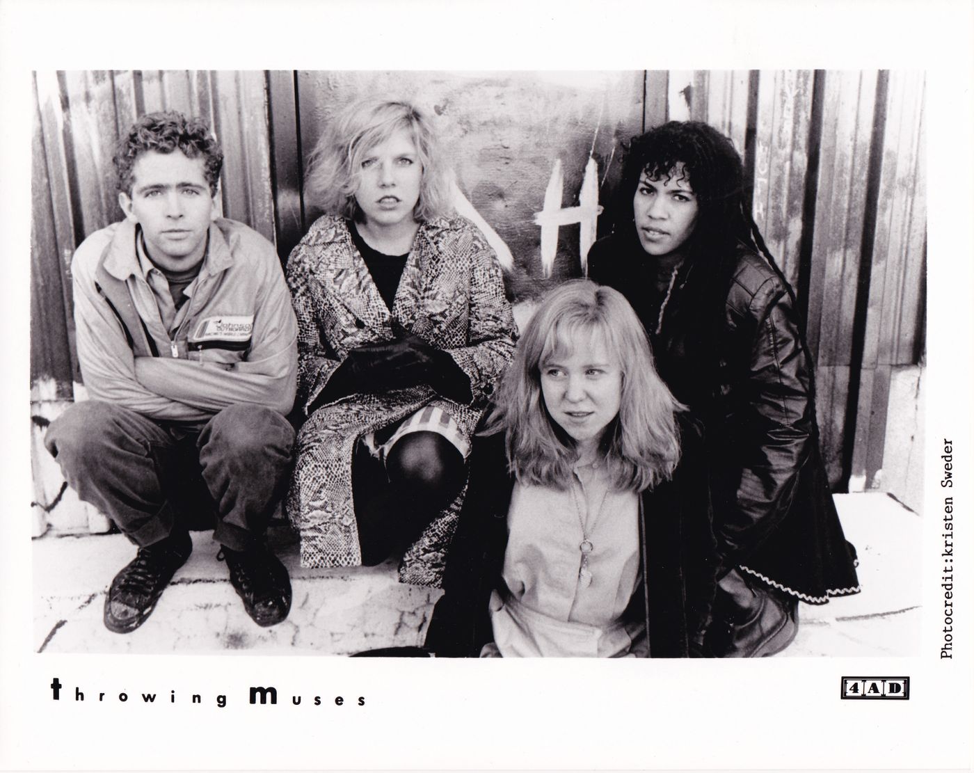 Imagen promocional de 4AD de Throwing Muses, 1986. Foto: Kristen Sweder