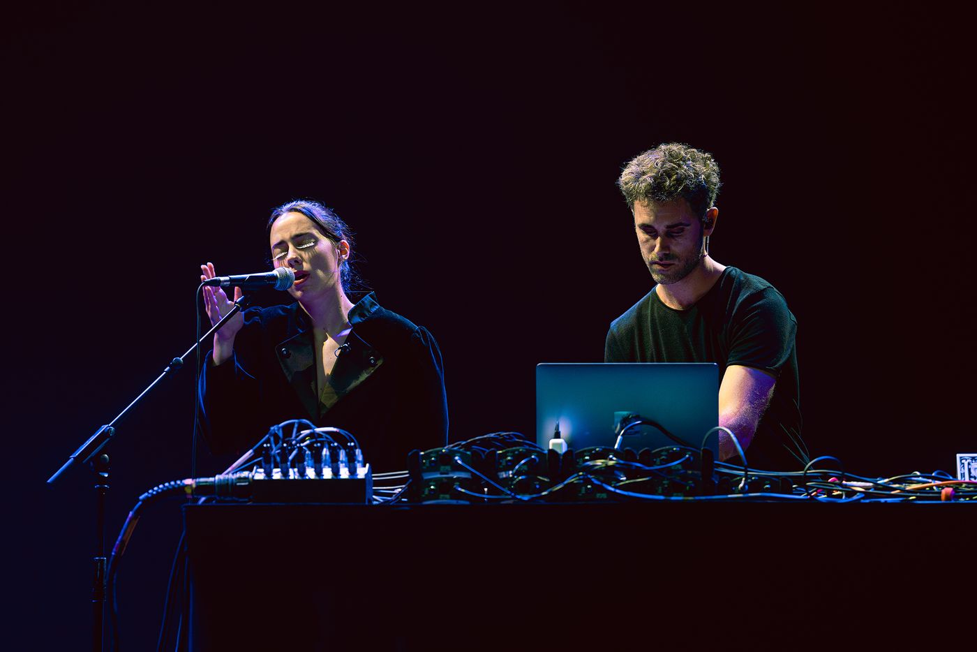 Amanda Mur con Adrián Fowlkes: entre lo antiguo y lo moderno. Foto: Carlota Serarols