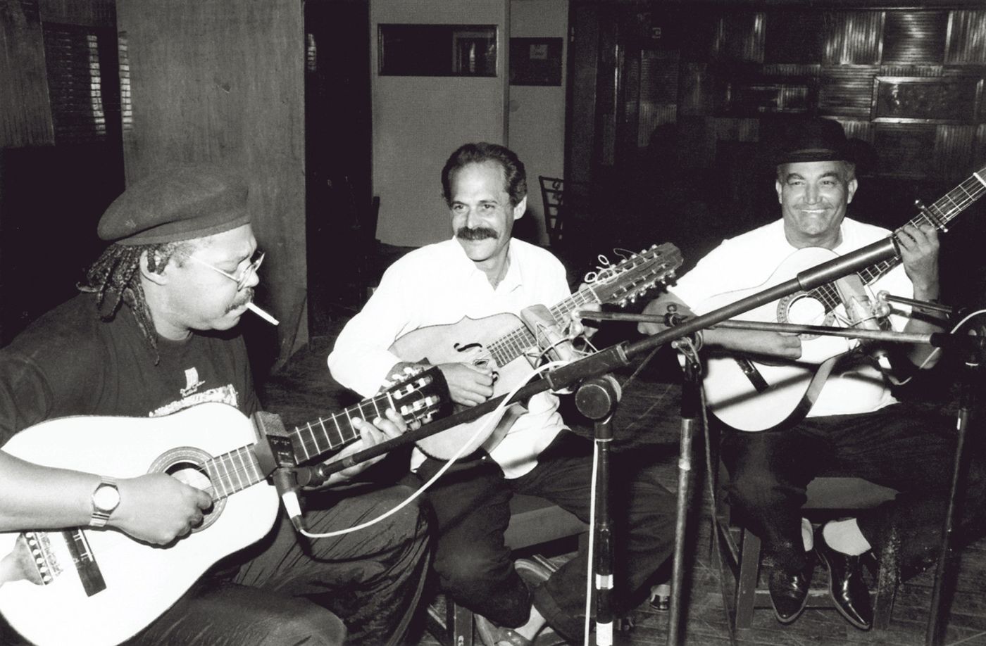 Juan de Marcos González, Barbarito Torres y Ochoa en las sesiones de grabación del álbum. Foto: Susan Titelman 