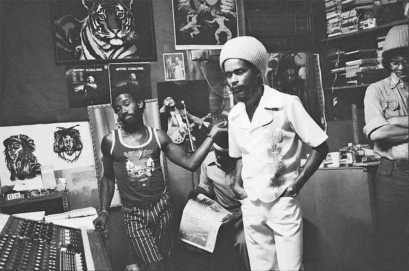 Con el productor Lee “Scratch” Perry (izquierda) en los míticos estudios Black Ark. 