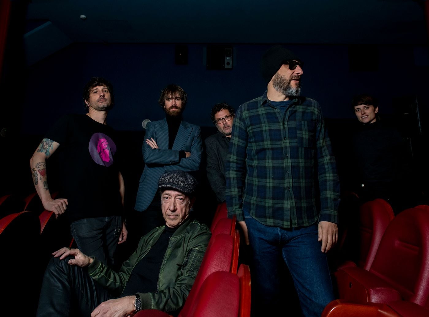 La banda de J para este tributo. Detrás: Roberto Colina, Miguel Martín, Miguel López y Natalia Drago. Delante: Jaime Stinus y el propio J. 