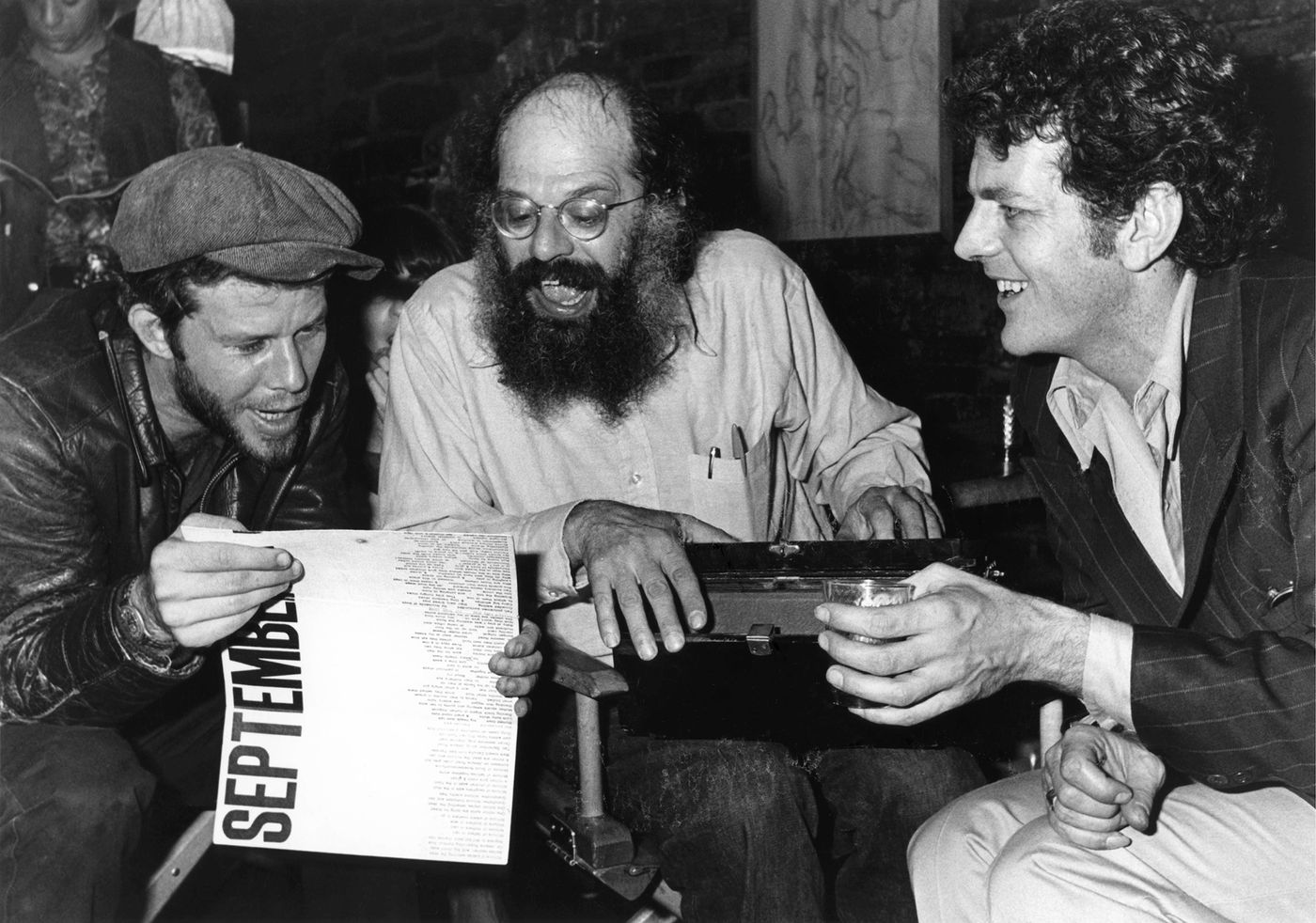 Tom Waits, el poeta beatnik Allen Ginsberg y  el músico folk David Blue en un bar de Nueva York en 1975. Foto: Richard E. Aaron (Getty Images)