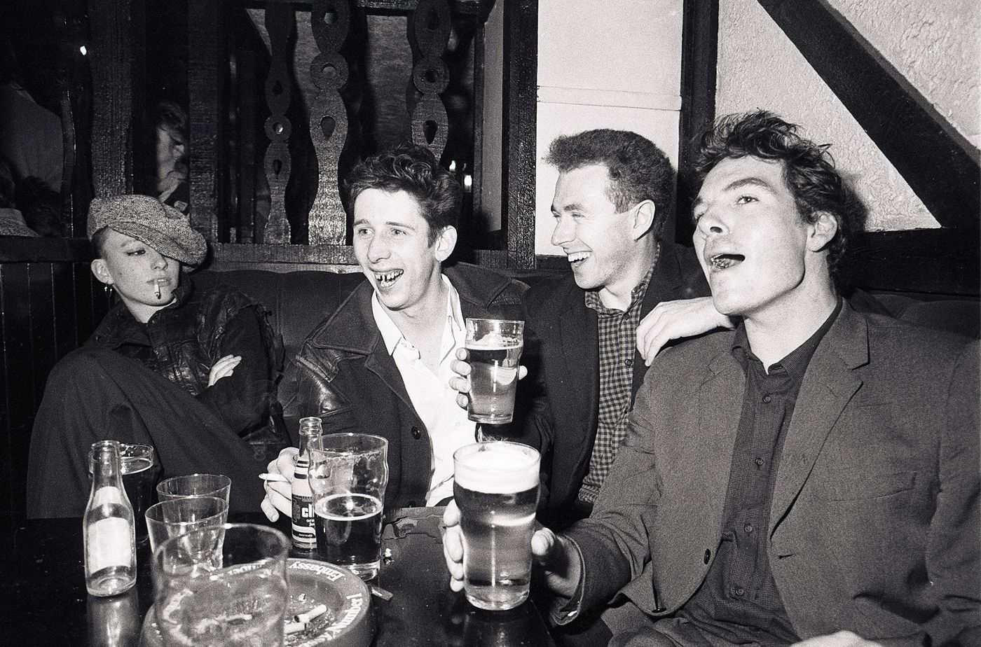 The Pogues, en 1984: Cait O'Riordan, Shane MacGowan, Jem Finer y Andrew Ranken. Foto: Steve Rapport (Getty Images)