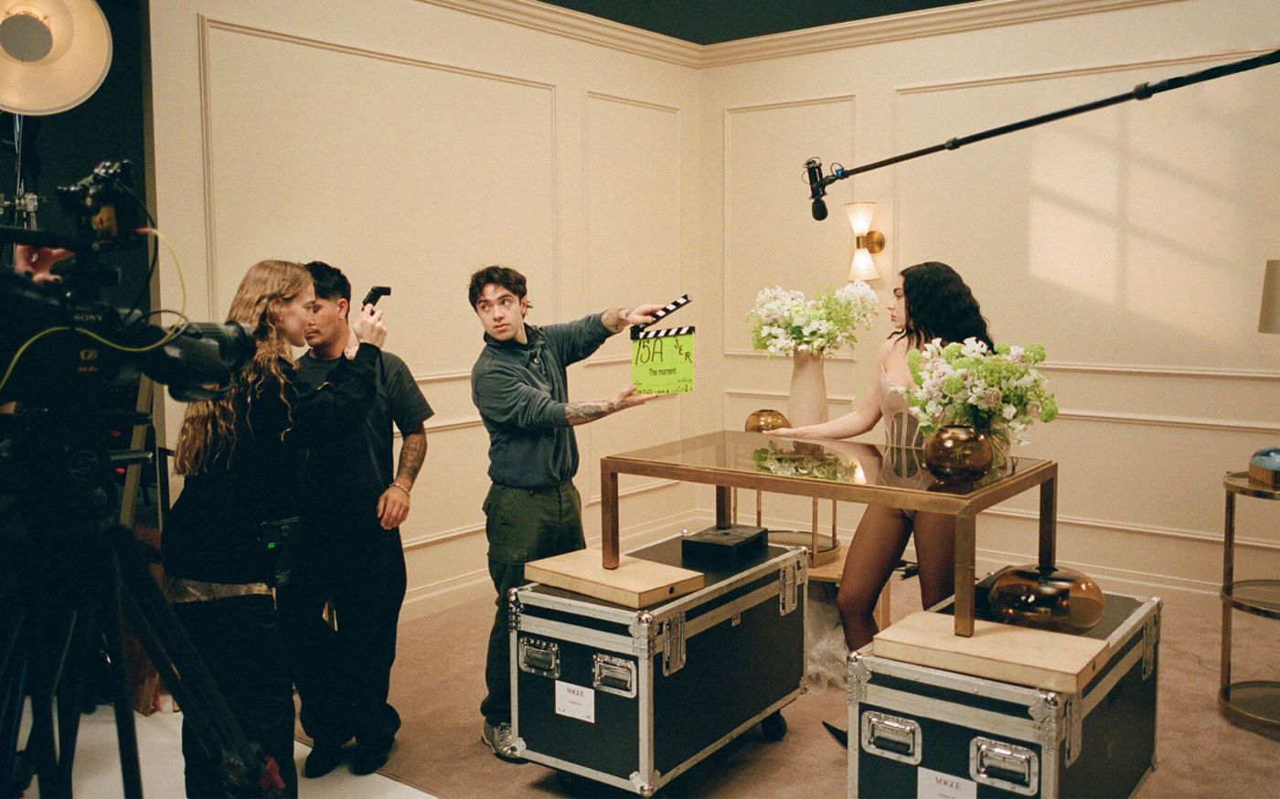 Charli durante el rodaje de “The Moment”.