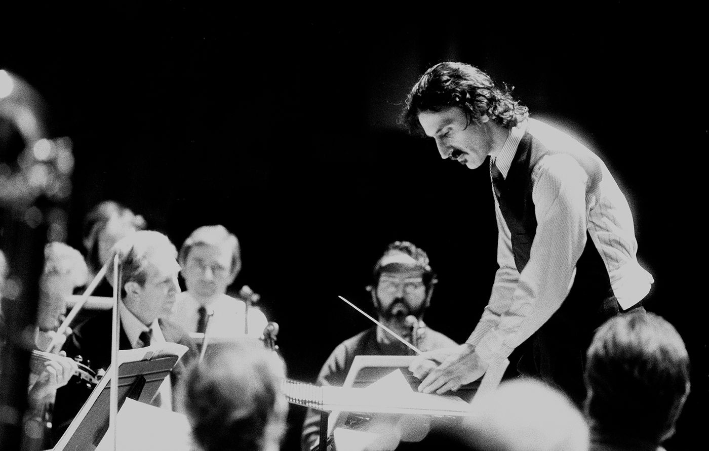 Zappa conduce una orquesta en el Barbican londinense: la vanguardia, siempre en el punto de mira. Foto: Michael Putland (Getty Images)