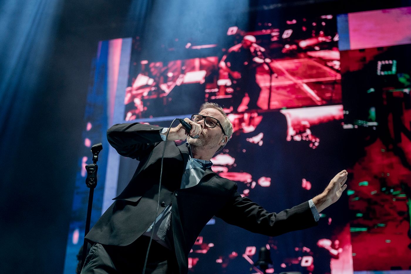 Matt Berninger, con la americana abrochada. Foto: Alfredo Arias