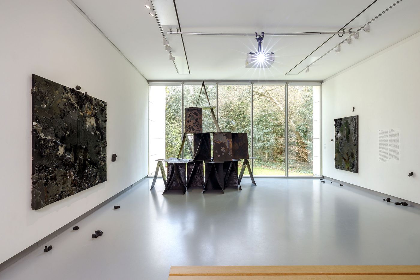 Vista de la exposición “Environment Is Us” (2023). Foto: Michel Claus, gentileza Museum Kranenburgh, Bergen