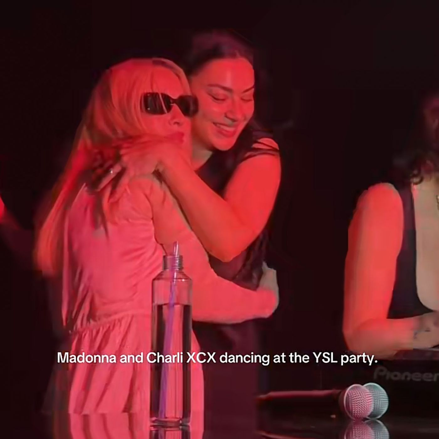 Bailar pegadas es bailar. <a href="https://www.tiktok.com/@caround3world/video/7654981723922550019" target="_blank"> Ver post </a>