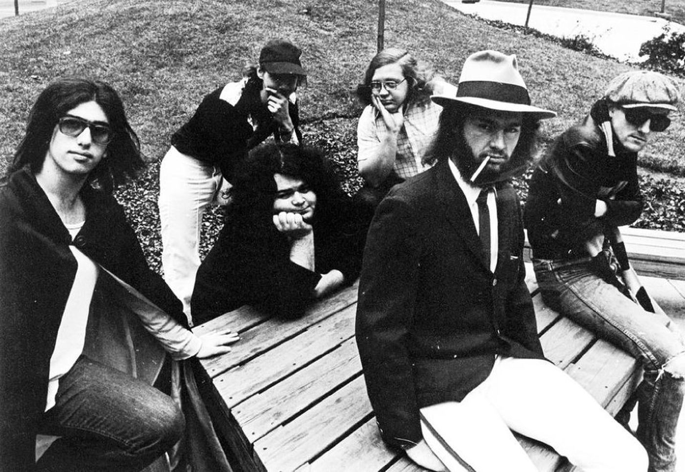 Rocket From The Tombs: David Thomas, sentado, tercero por la izquierda; Peter Laughner, con gafas oscuras, a la derecha.