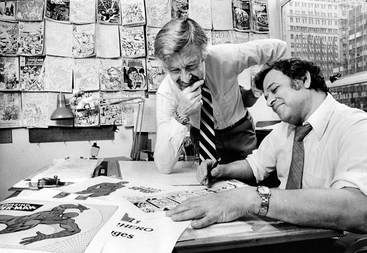 Stan Lee y John Romita (sentado), trabajando. Nueva York, 1978. Foto: Gerald S. Williams (Getty Images)