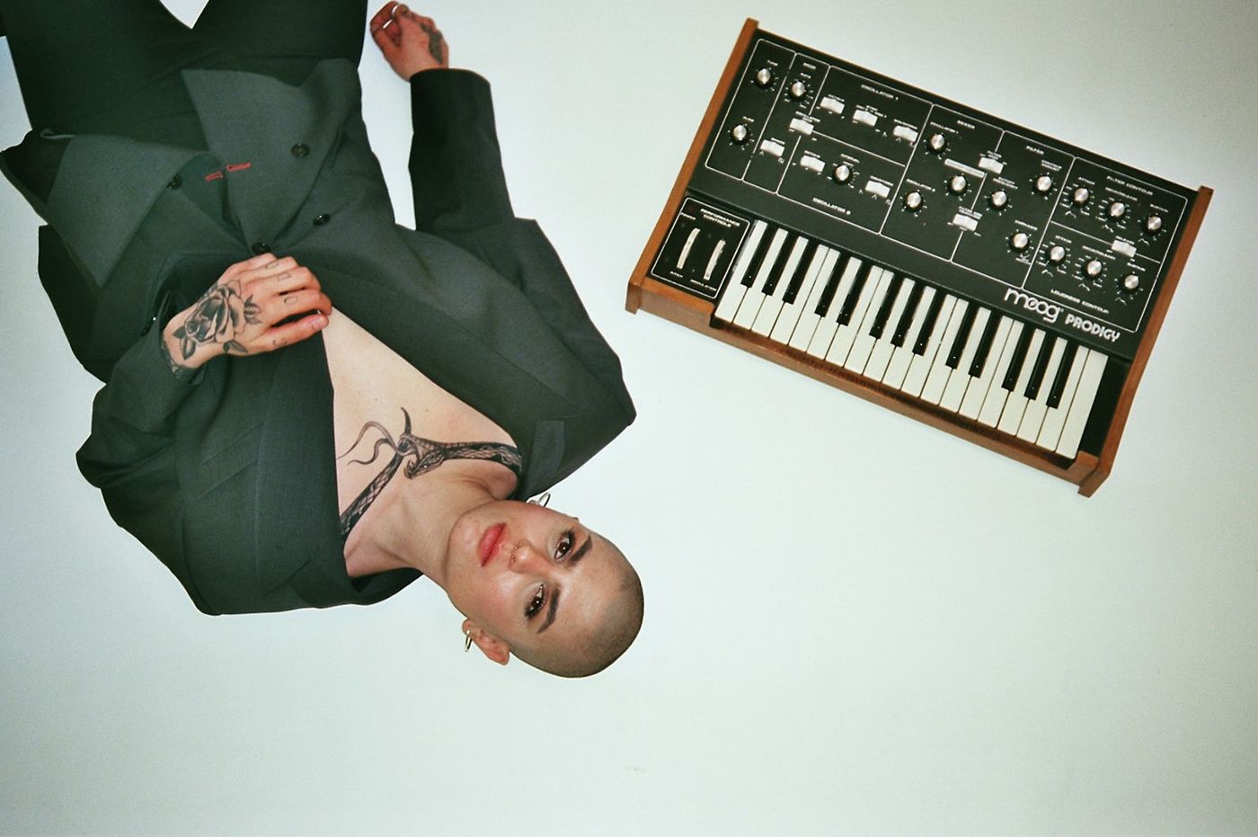 Entre la voluptuosidad synth-soft-rock y la épica pulsión dance-pop.