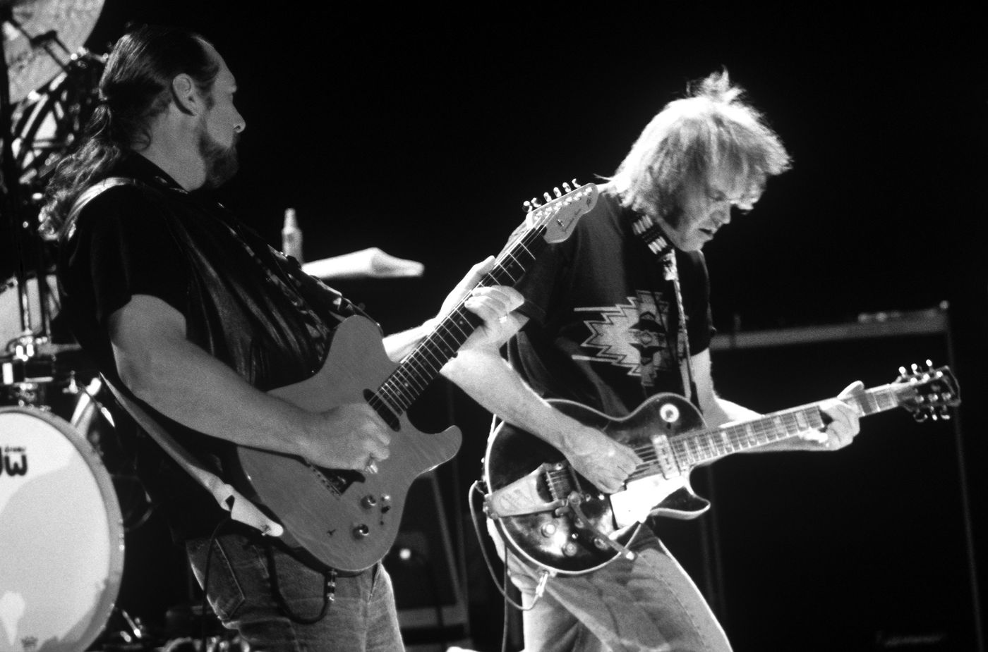 Steve Cropper tocando con Neil Young en 1993. Foto: Tim Mosenfelder (Getty Images)