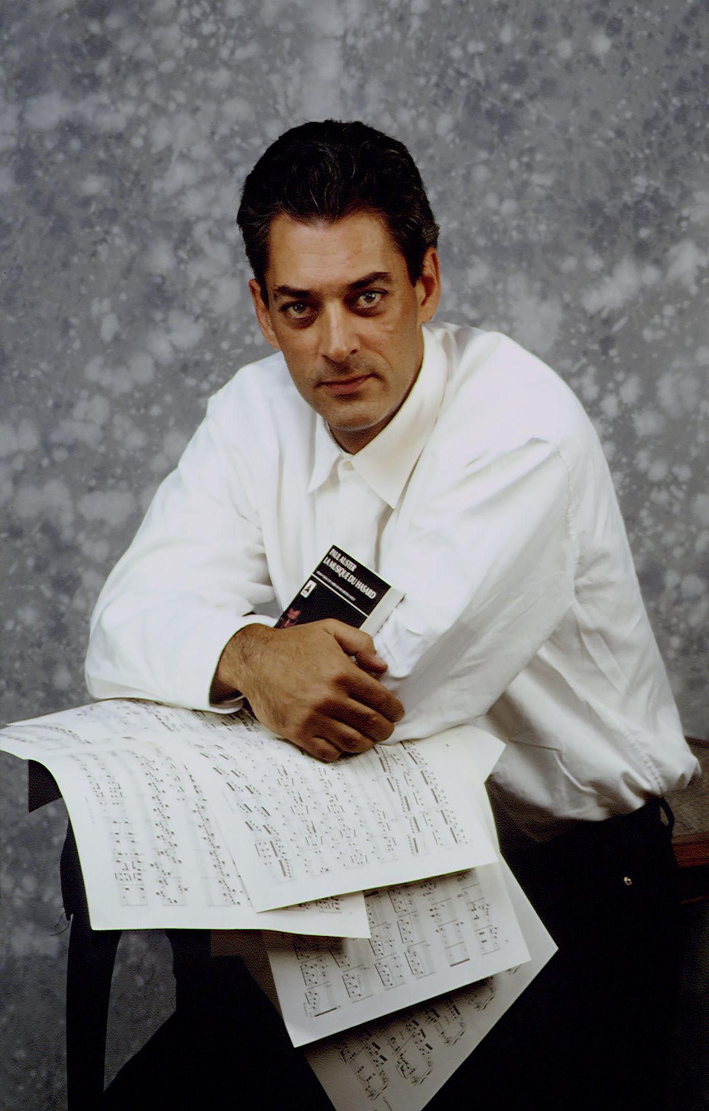 Paul Auster, con “La música del azar” en sus manos. Foto: Eric Robert / Sygma (Getty Images)