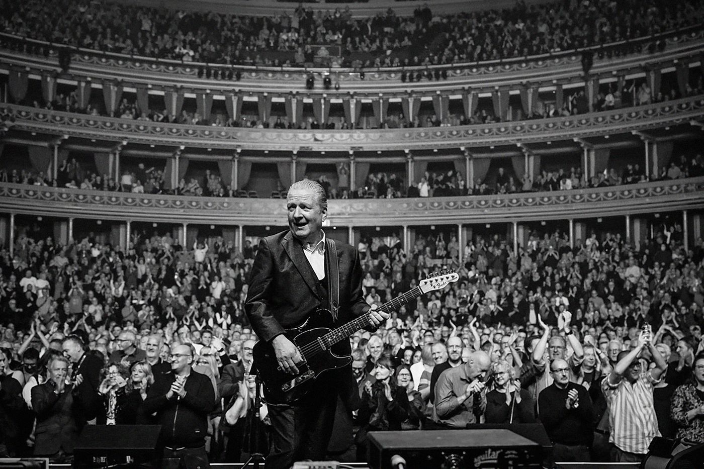 Glenn Tilbrook, en plena actuación, en el Royal Albert Hall (Londres), en 2024. Foto: Nicky J. Sims
