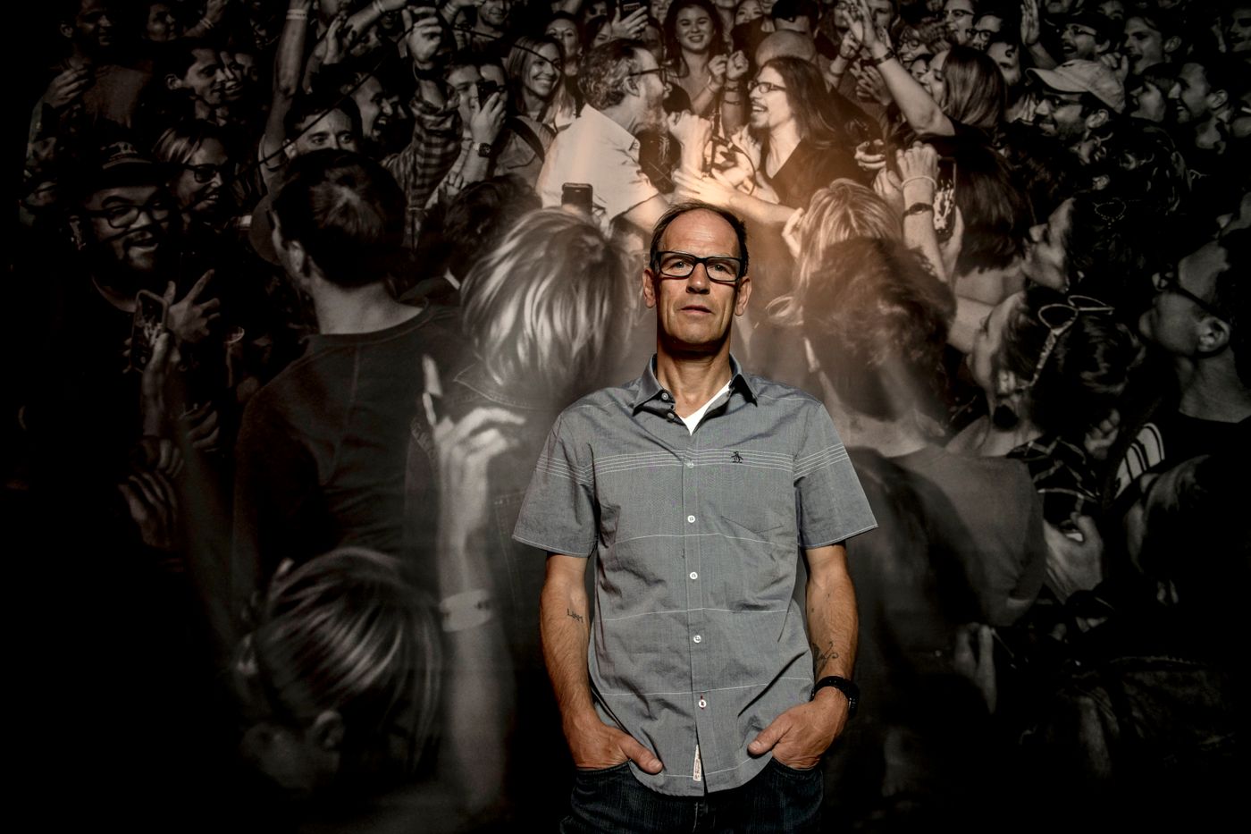 Graham MacIndoe y su obra. Foto: Alfredo Arias