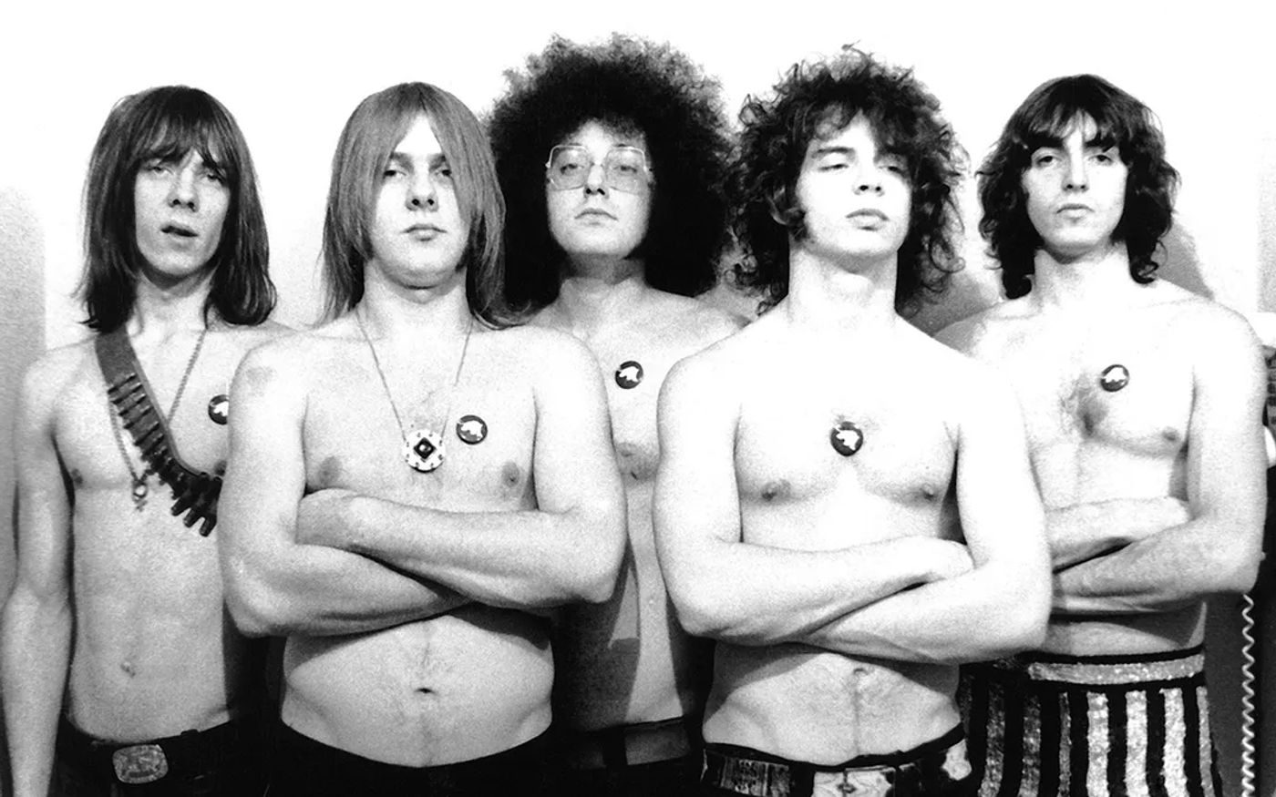 MC5, 1969: Fred “Sonic” Smith, Dennis “Machine Gun” Thompson, Rob Tyner, Wayne Kramer y Michael Davis, con pins del White Panther Party. Foto: Leni Sinclair (Getty Images)