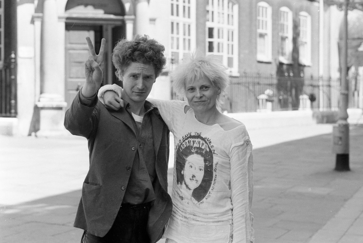Con su famosa camiseta punk, junto a Malcolm McLaren, mánager de los Sex Pistols. Foto: Bill Kennedy (Getty Images)